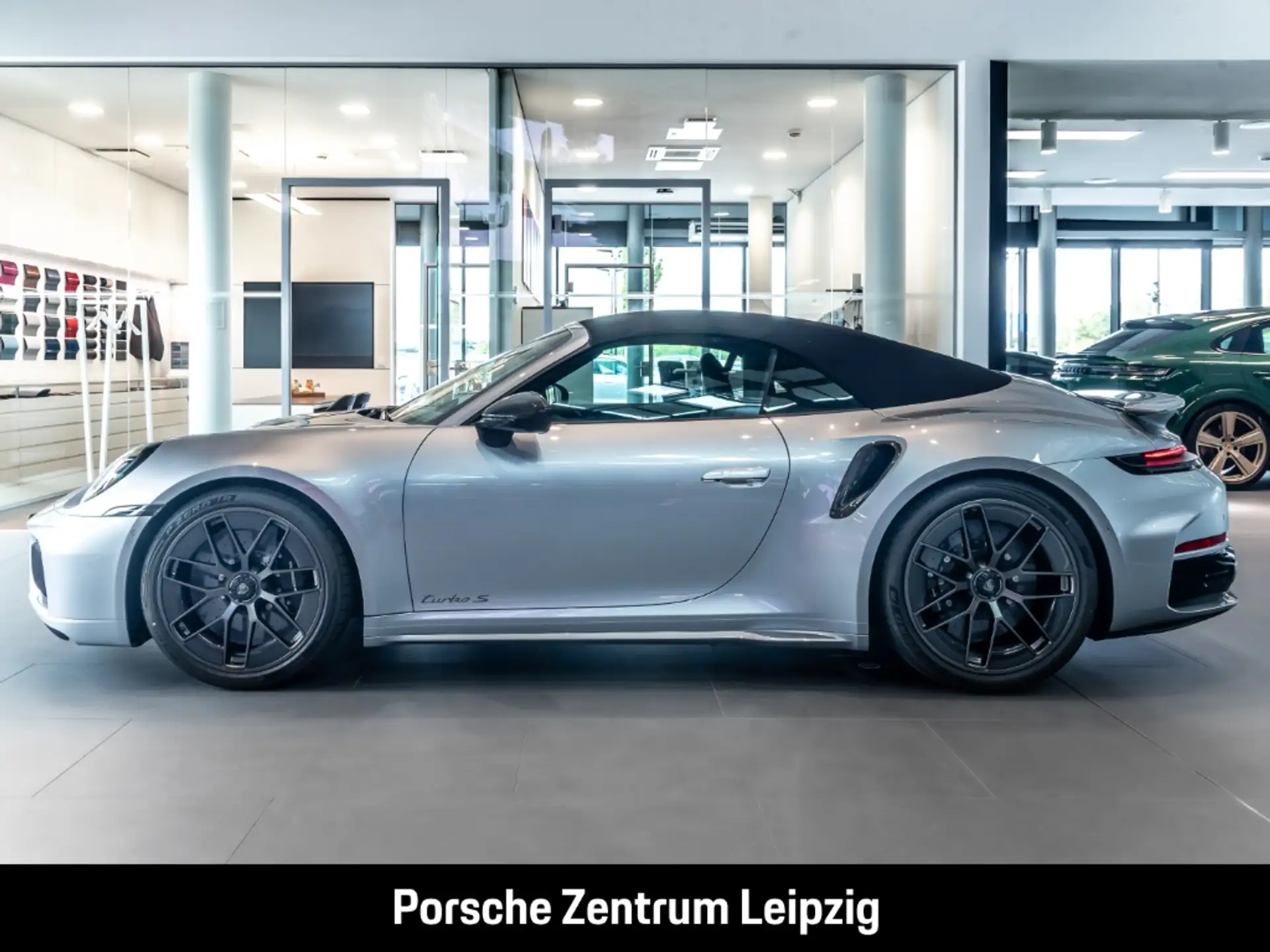 포르쉐 911 Turbo S Cabriolet 2026 은색 사진 2