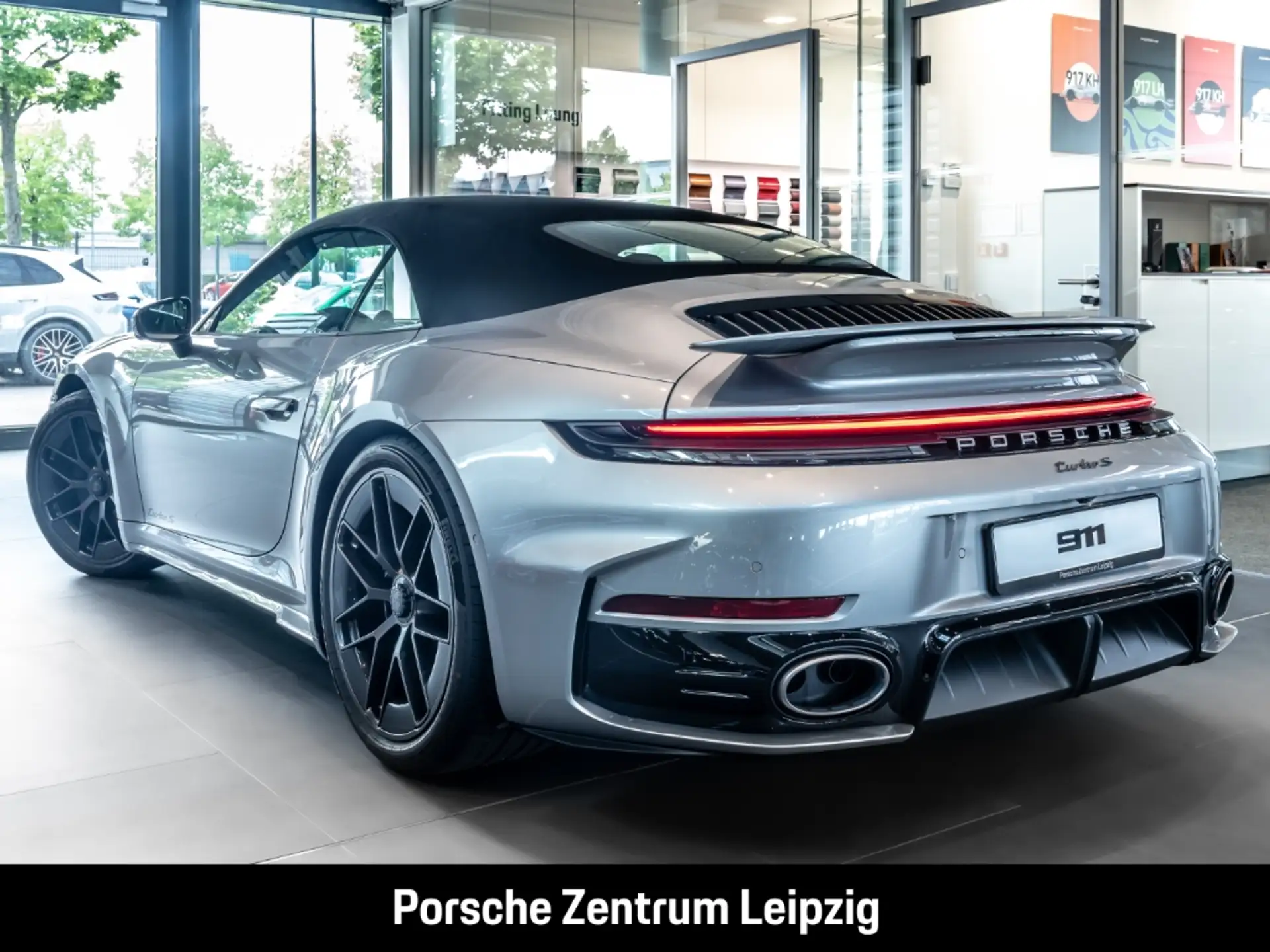 포르쉐 911 Turbo S Cabriolet 2026 은색 사진 3