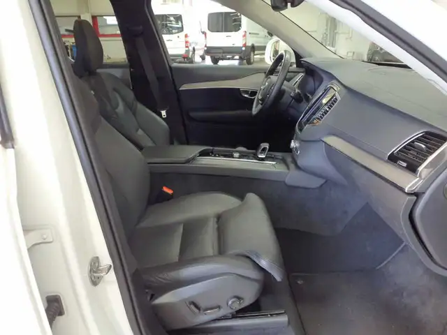 Volvo XC90 view 7