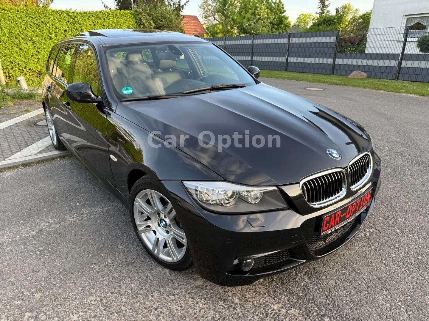 BMW 330 d Touring /M-Sportpaket/Panorama/Leder/Navi Schwarz - 2
