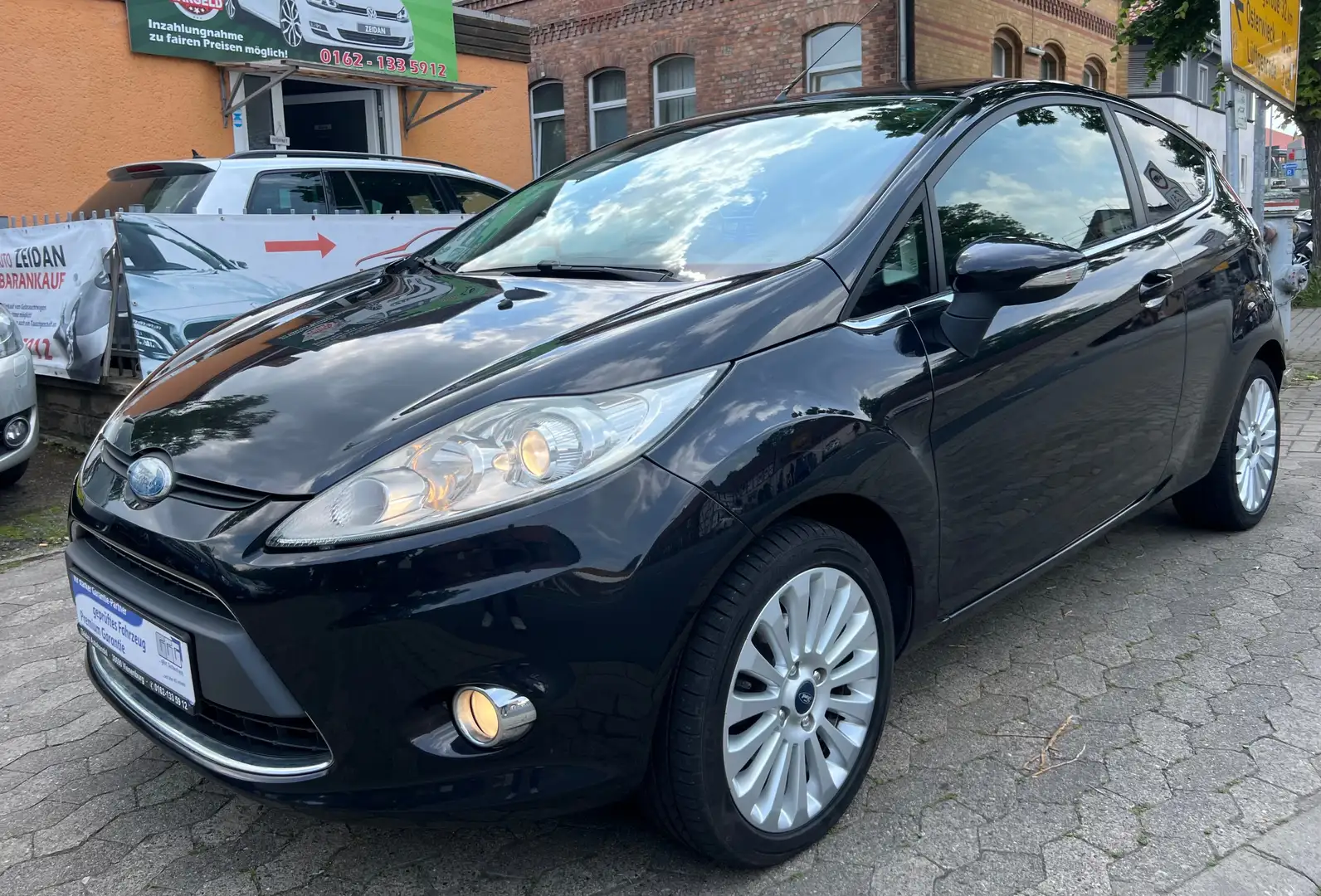 Ford Fiesta Titanium 1.4/ Alu./ Klima./ TÜV Zwart - 1