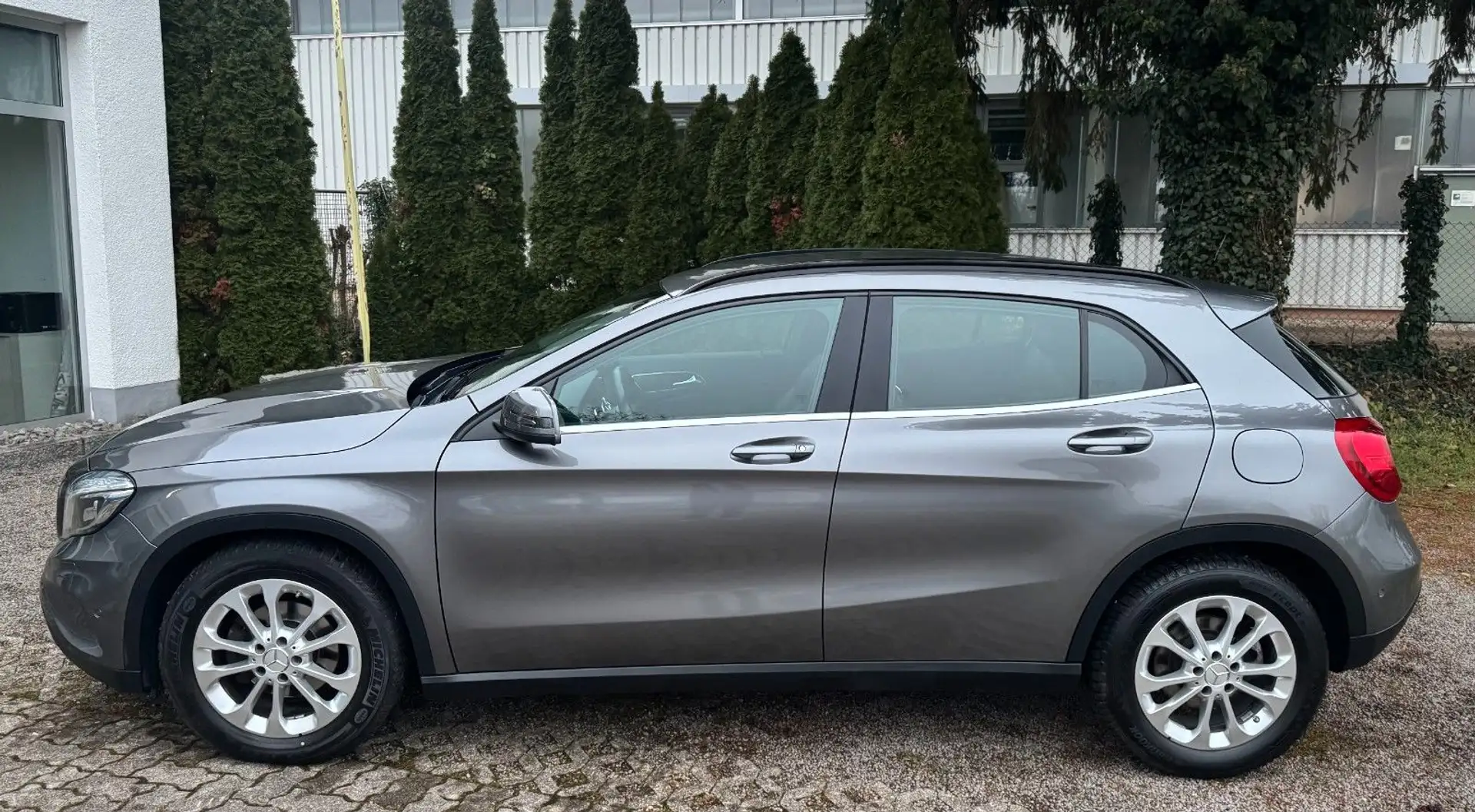 Mercedes-Benz GLA 200 *Navi*BT*Teilleder*Xenon*AHK* Grau - 2