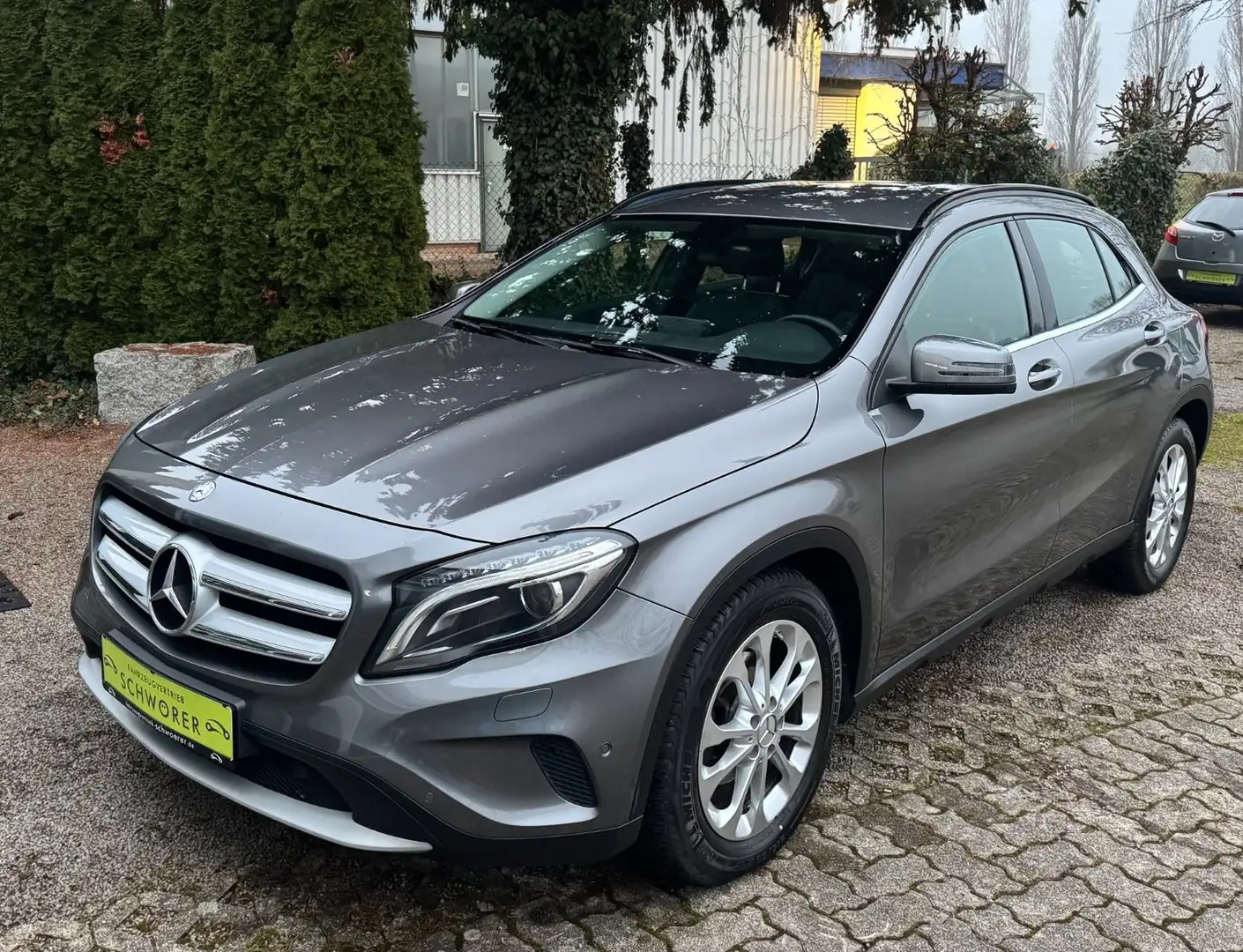 Mercedes-Benz GLA 200 *Navi*BT*Teilleder*Xenon*AHK* Grau - 1
