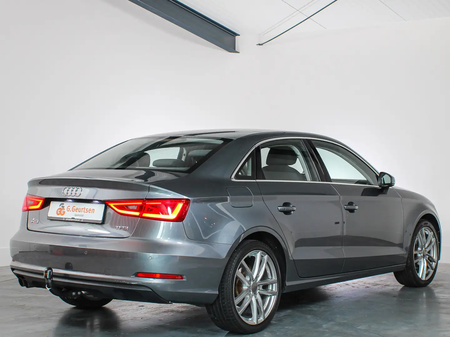 Audi A3 Limousine 1.4 TFSI Attraction Pro Line, Trekhaak, Grijs - 2