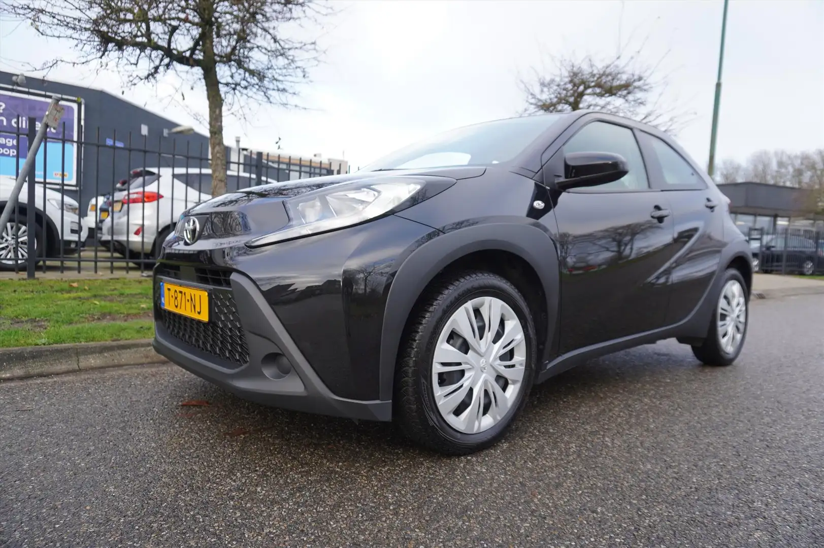 Toyota Aygo X 1.0 VVT-i MT 72pk Play Multi Media Parkeer Camera Zwart - 1