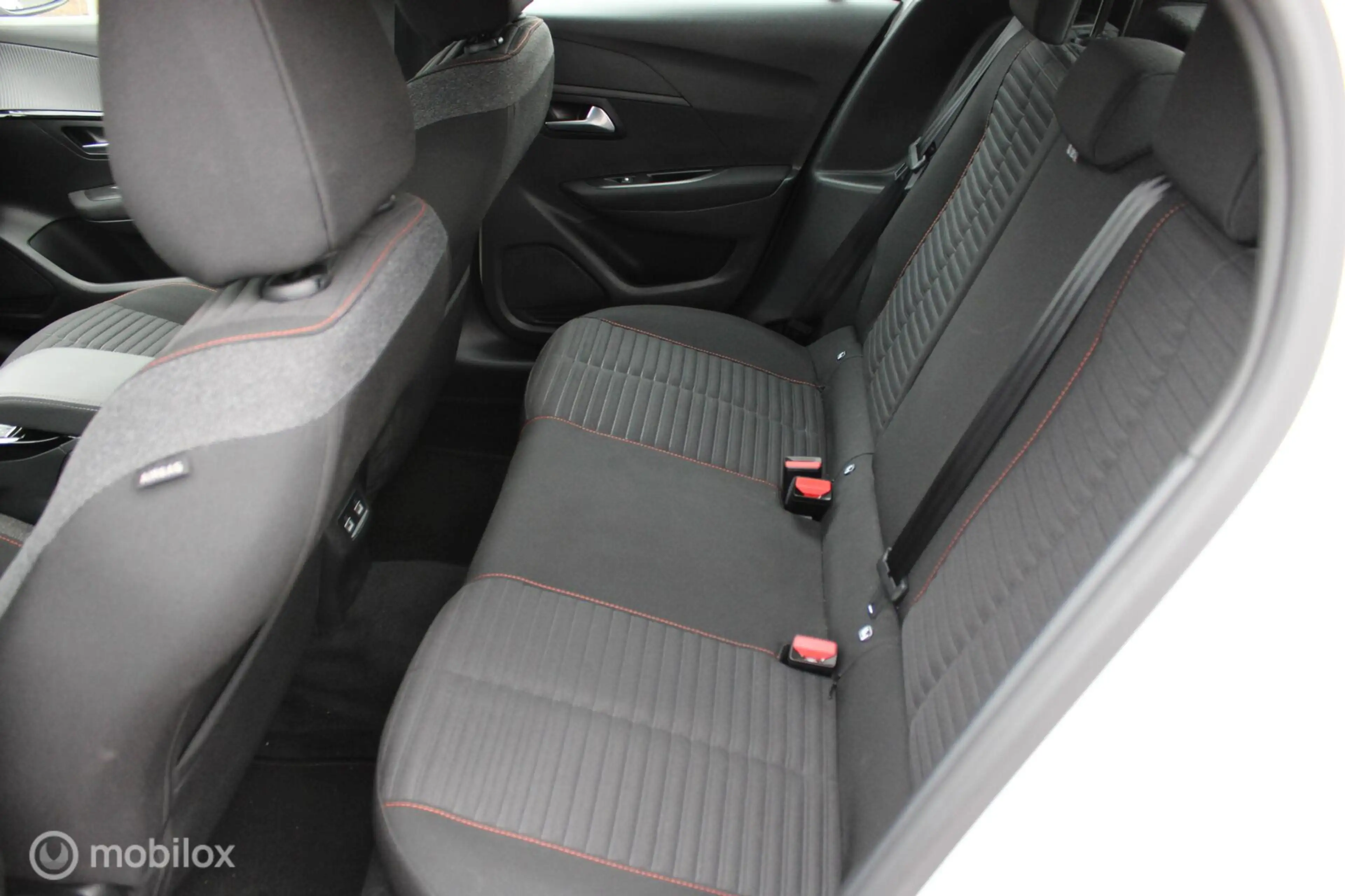Peugeot e-208 EV Active Pack 50 kWh, Navi/app connect, Led verli — photo 25