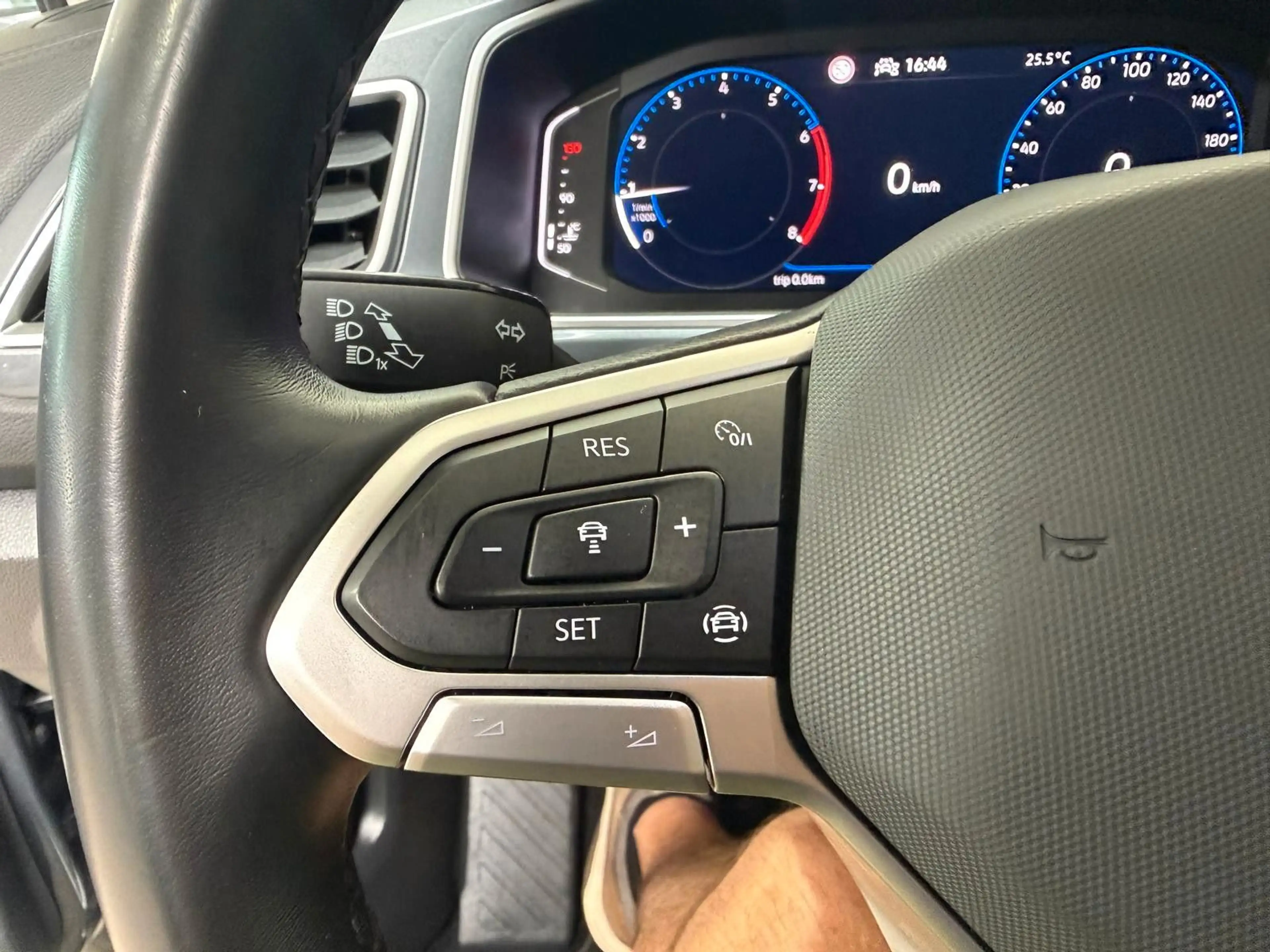 Volkswagen T-Roc 1.5 TSI Style ACC SHZ LED IQ-Light APP — photo 14