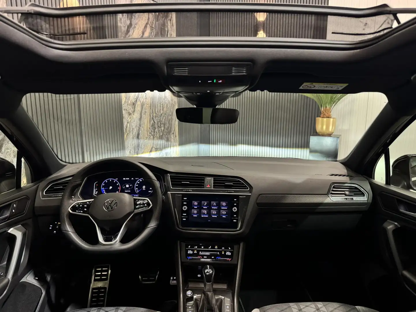 Volkswagen Tiguan 1.5 TSI 3x R-line|PANO||KEYLESS|SFEER|ACC|BOMVOL Zwart - 2