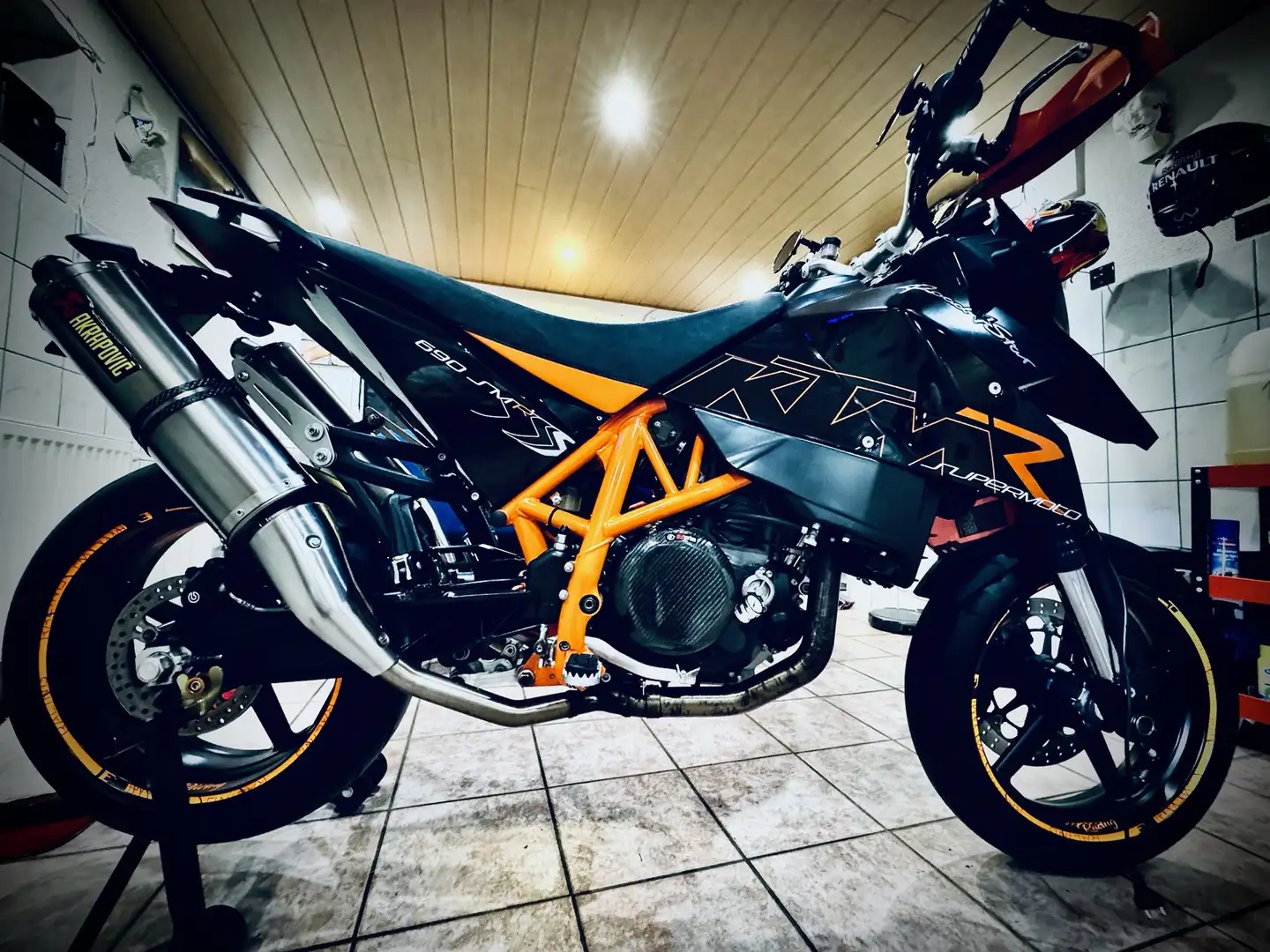 KTM 690 Supermoto Noir - 1