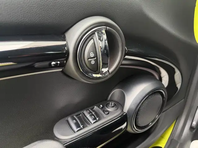 Mini Convertible view 14