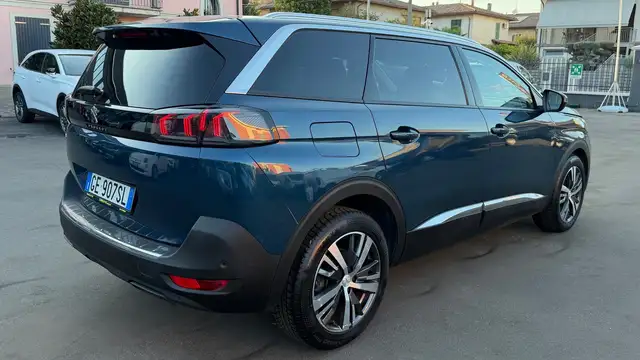 Peugeot 5008 view 8