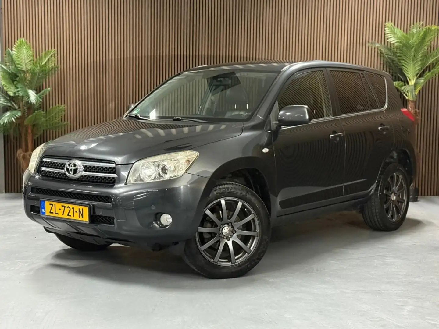 Toyota RAV 4 2.0 VVTi X-Style Grijs - 1