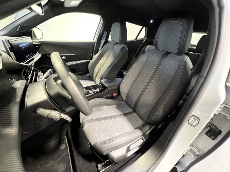 Peugeot e-2008 EV Allure Avantage 54 kWh | Android/Apple Carplay — photo 31