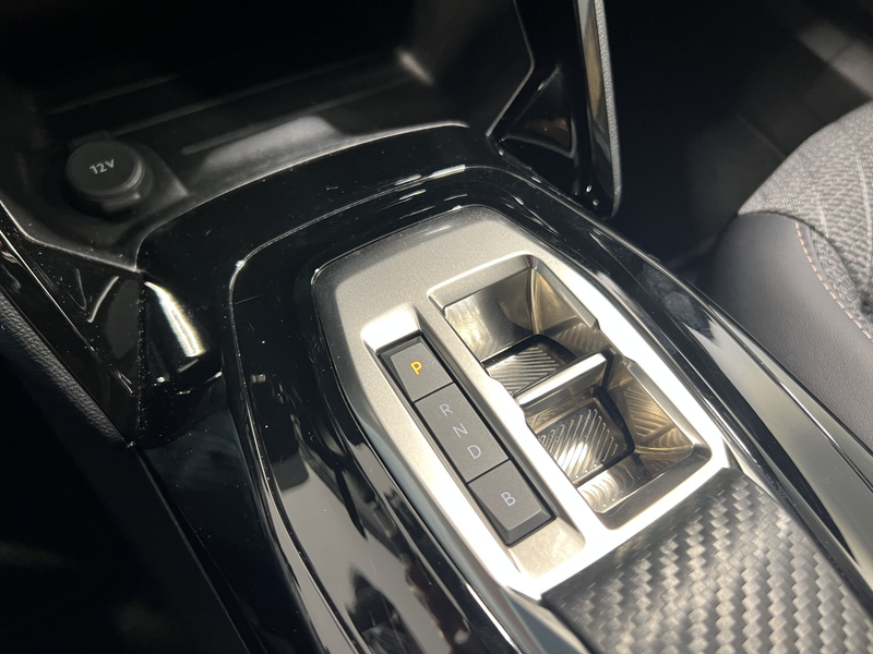Peugeot e-2008 EV Allure Avantage 54 kWh | Android/Apple Carplay — photo 17