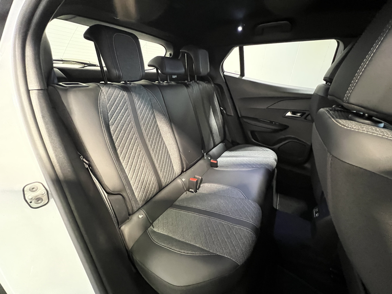 Peugeot e-2008 EV Allure Avantage 54 kWh | Android/Apple Carplay — photo 9