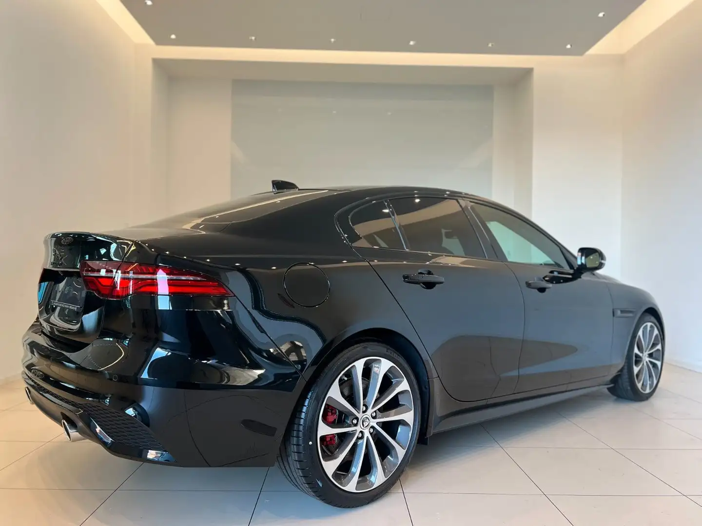 Jaguar XE P250  R-Dynamic SE Panorama & Head-Up Zwart - 2