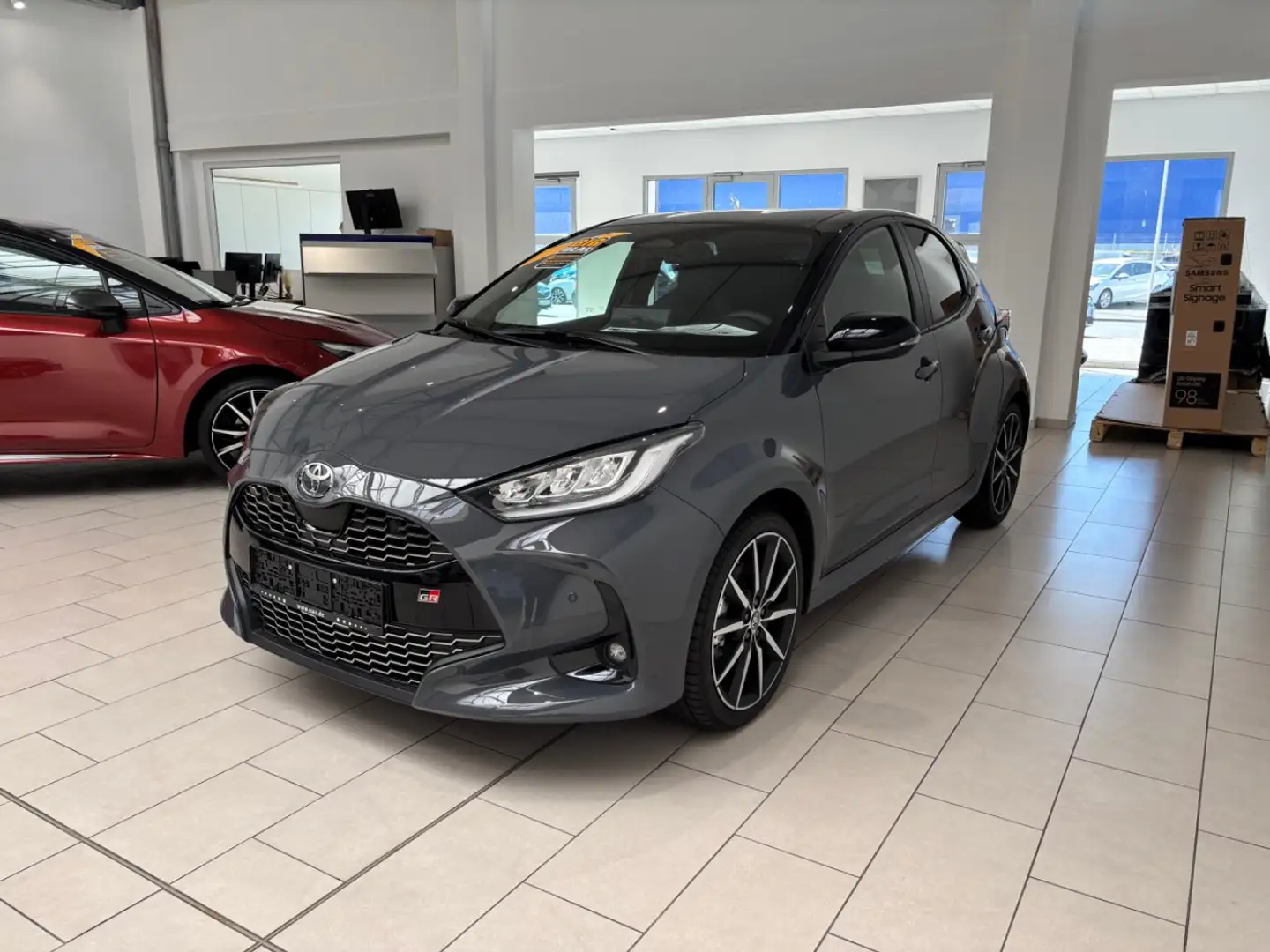 Toyota Yaris 1.5 GR Sport SpurH LED KeyLess S-Sitz Grijs - 2