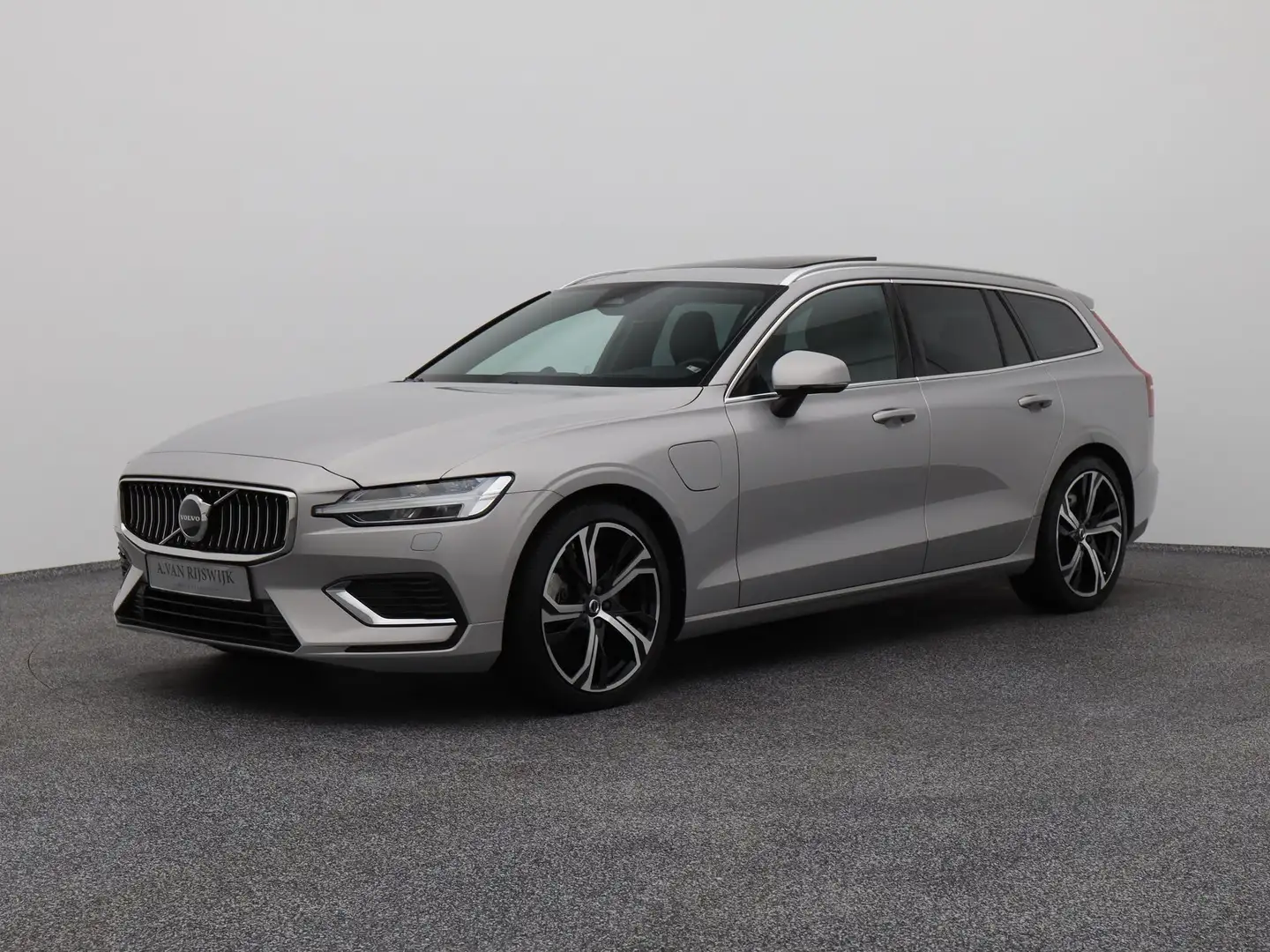 Volvo V60 2.0 T6 Plug-in hybrid AWD Ultimate Bright LONG RAN Grijs - 1