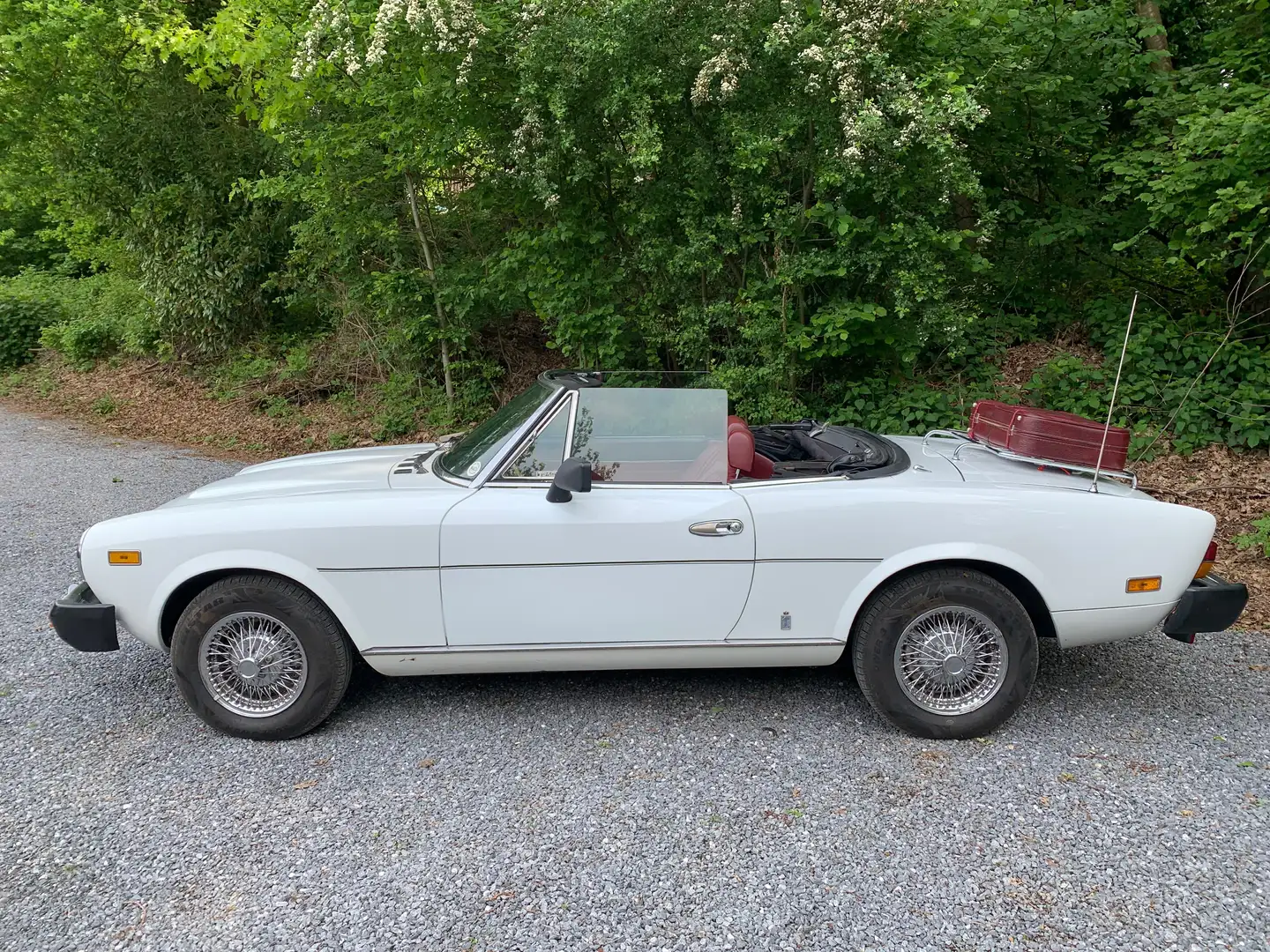 Oldtimer Fiat 124 Spider Weiß - 2