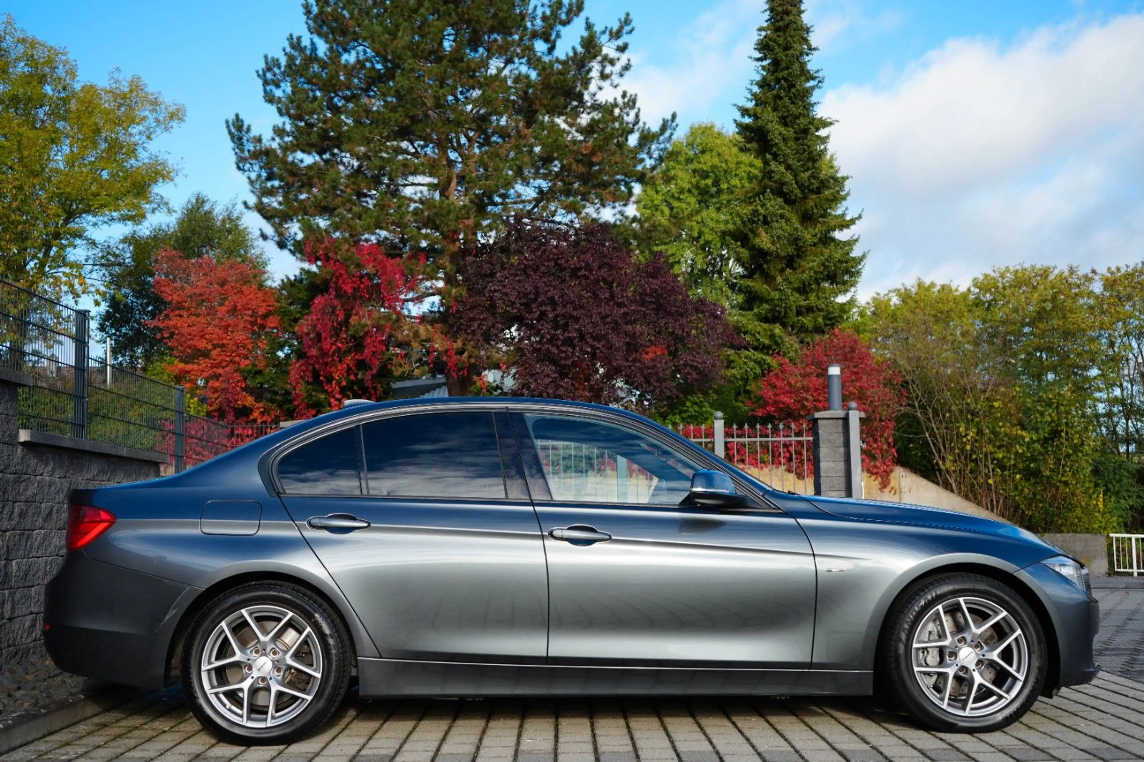 BMW 335 xDrive Aut./AHK/Bi-Xenon/HeapUp/Memory/Schie — photo 8
