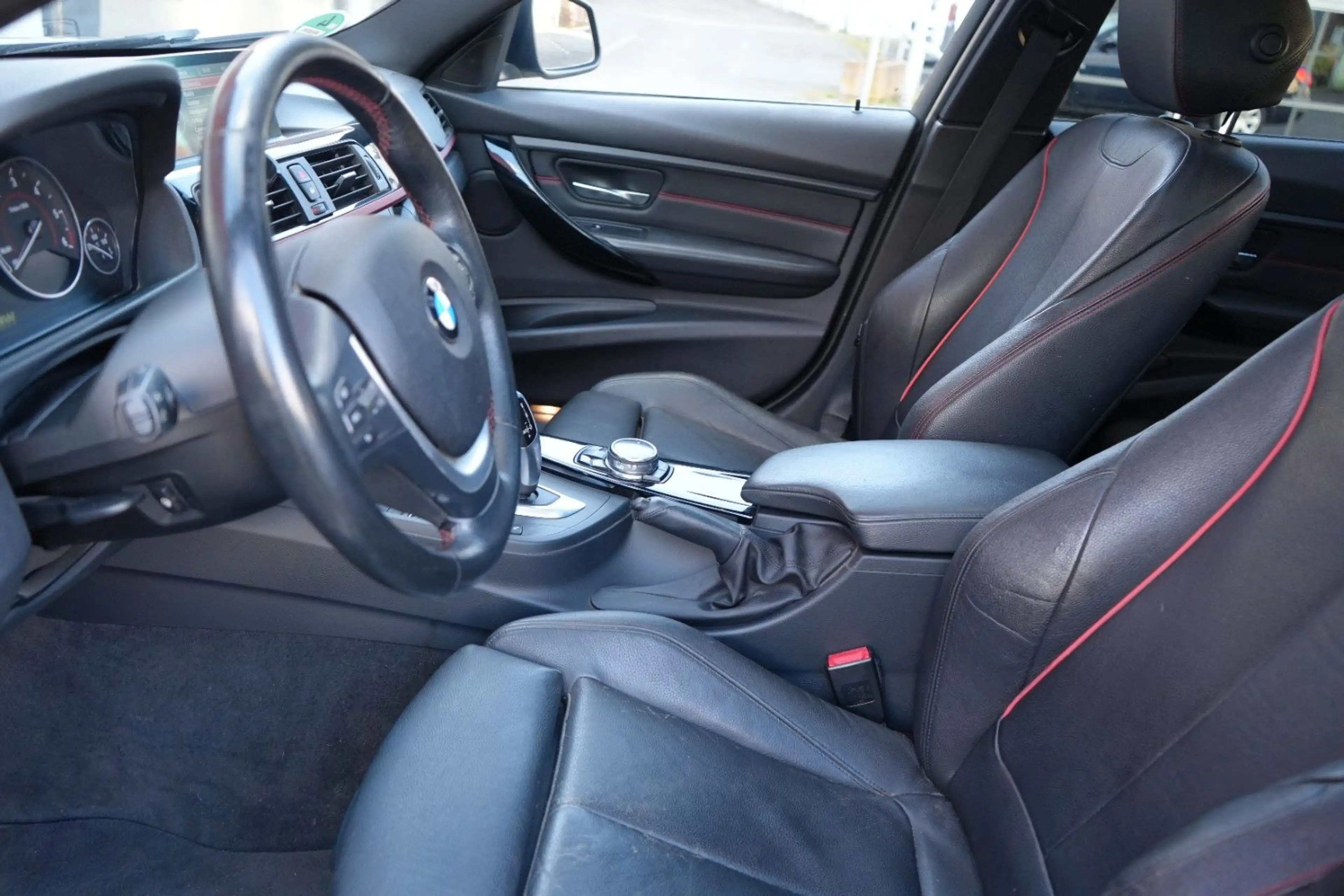 BMW 335 xDrive Aut./AHK/Bi-Xenon/HeapUp/Memory/Schie — photo 11