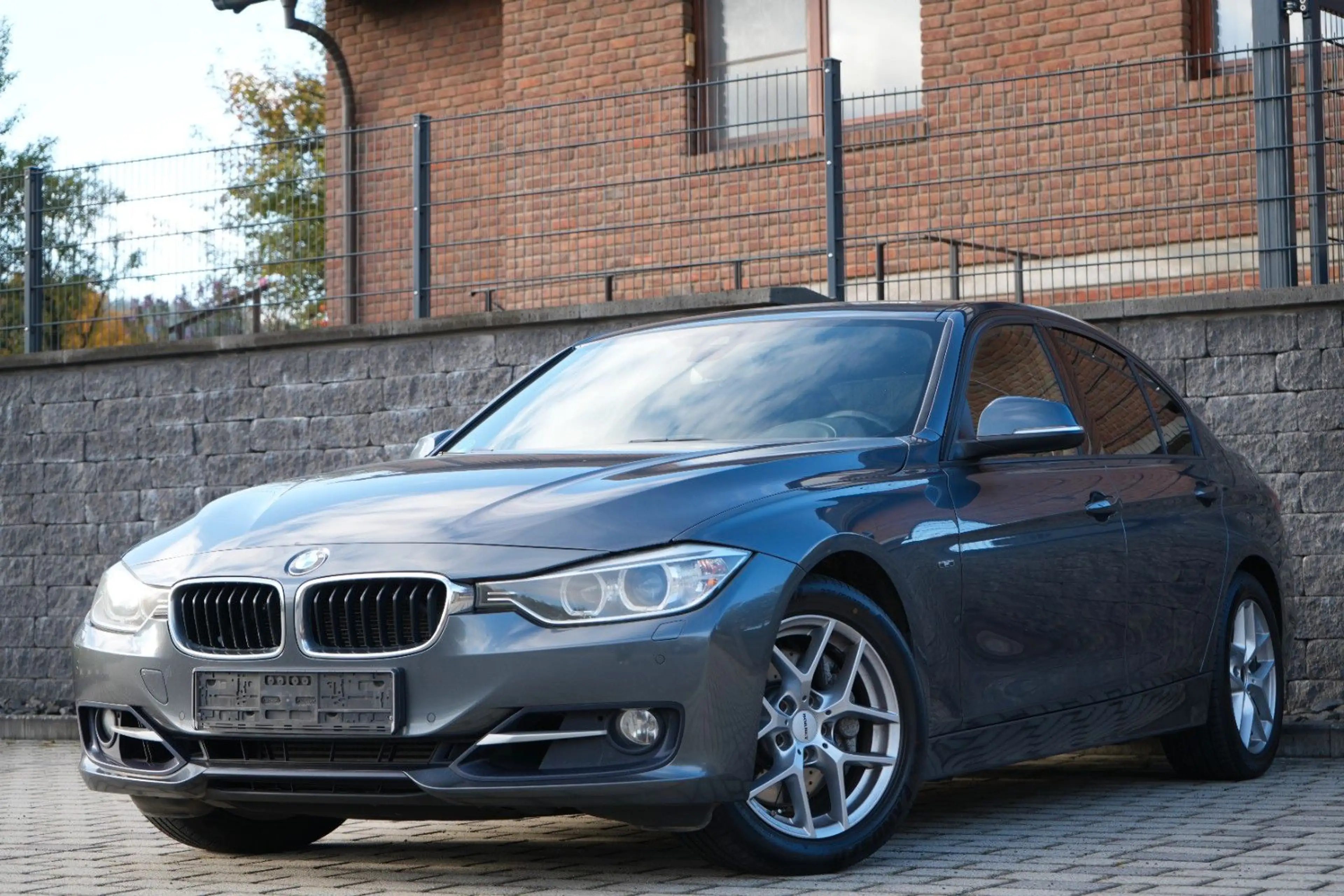 BMW 335 xDrive Aut./AHK/Bi-Xenon/HeapUp/Memory/Schie