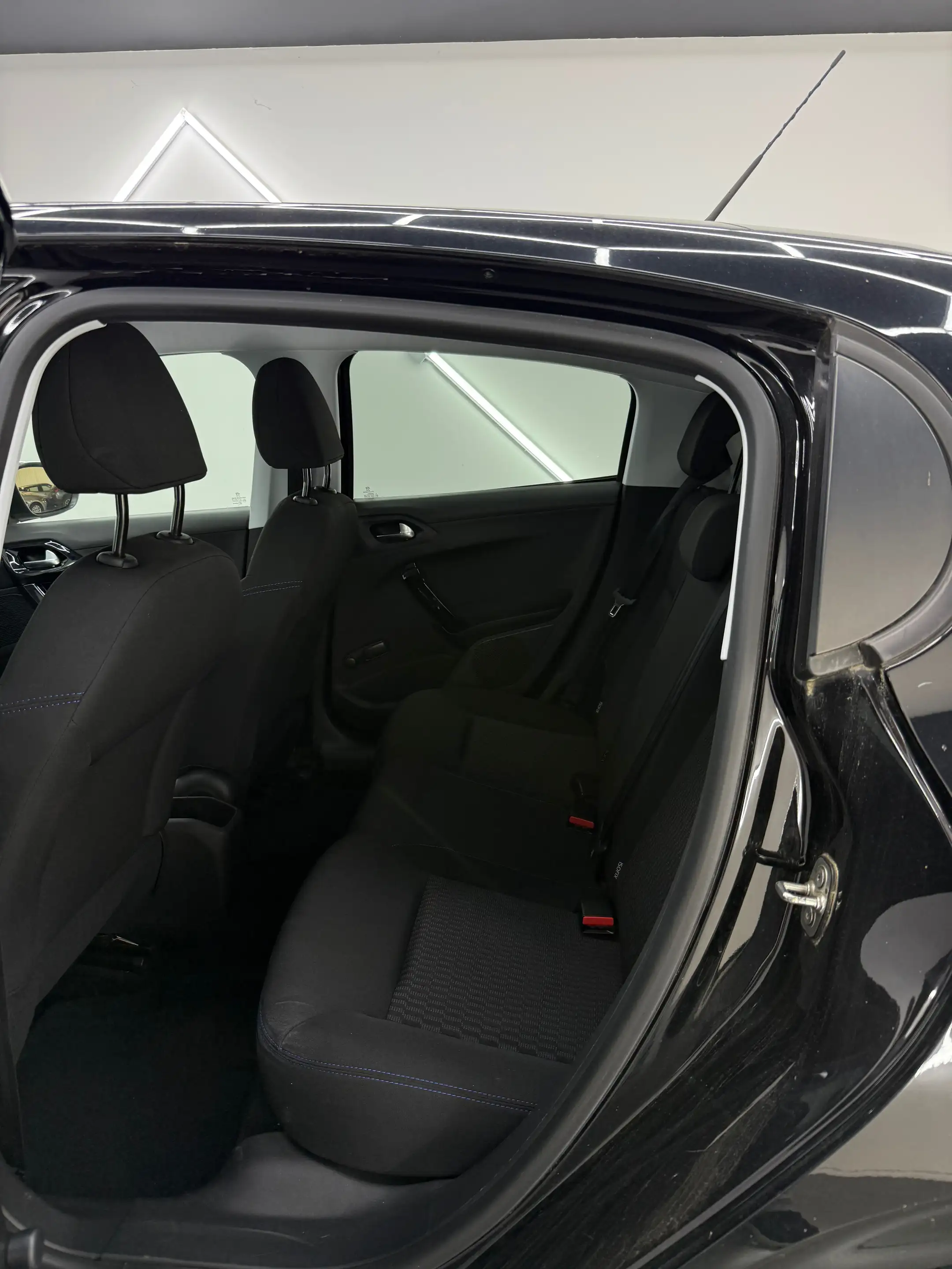 Peugeot 208 208 1.2 PureTech Signature S — photo 8