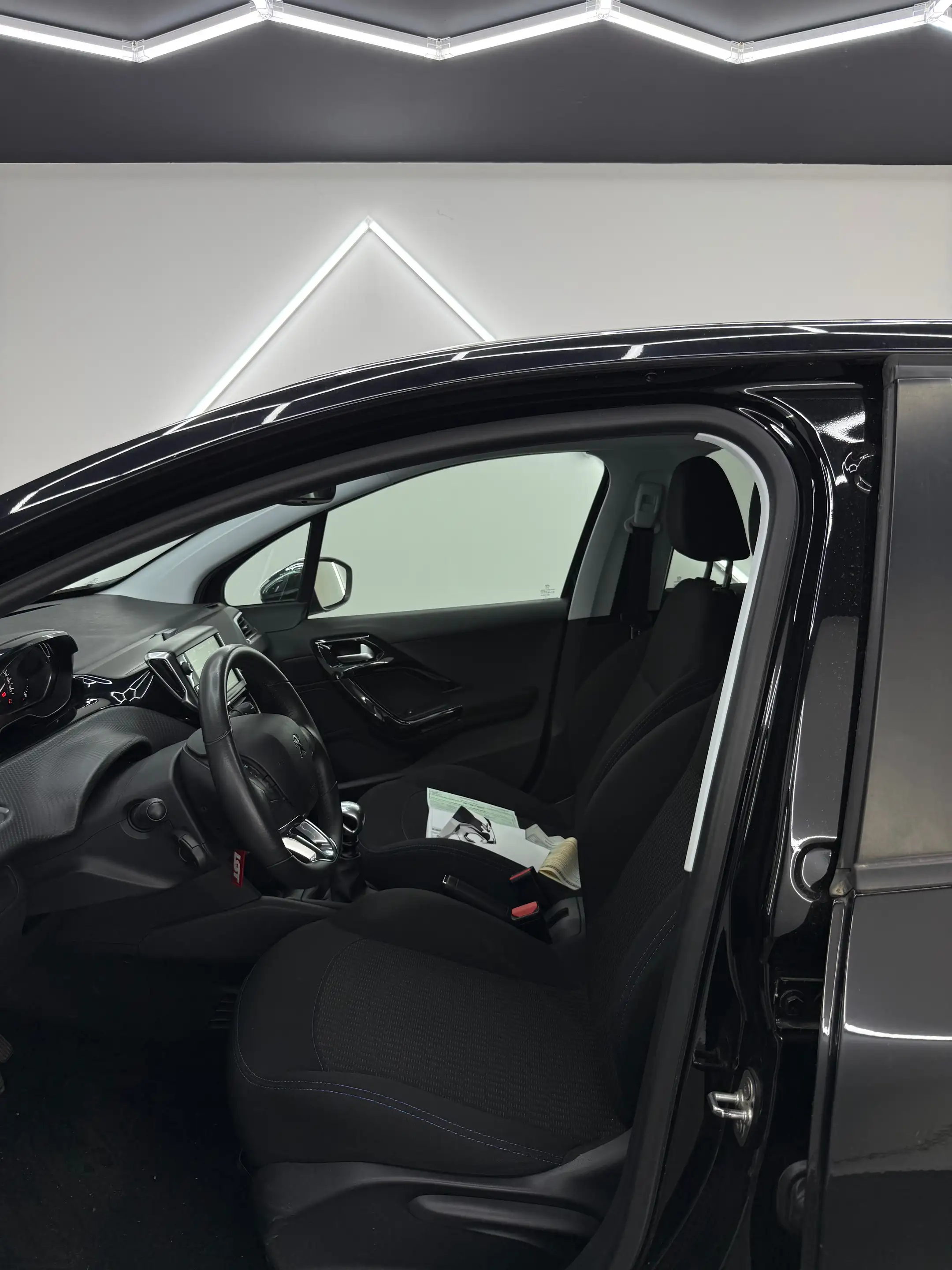 Peugeot 208 208 1.2 PureTech Signature S — photo 7