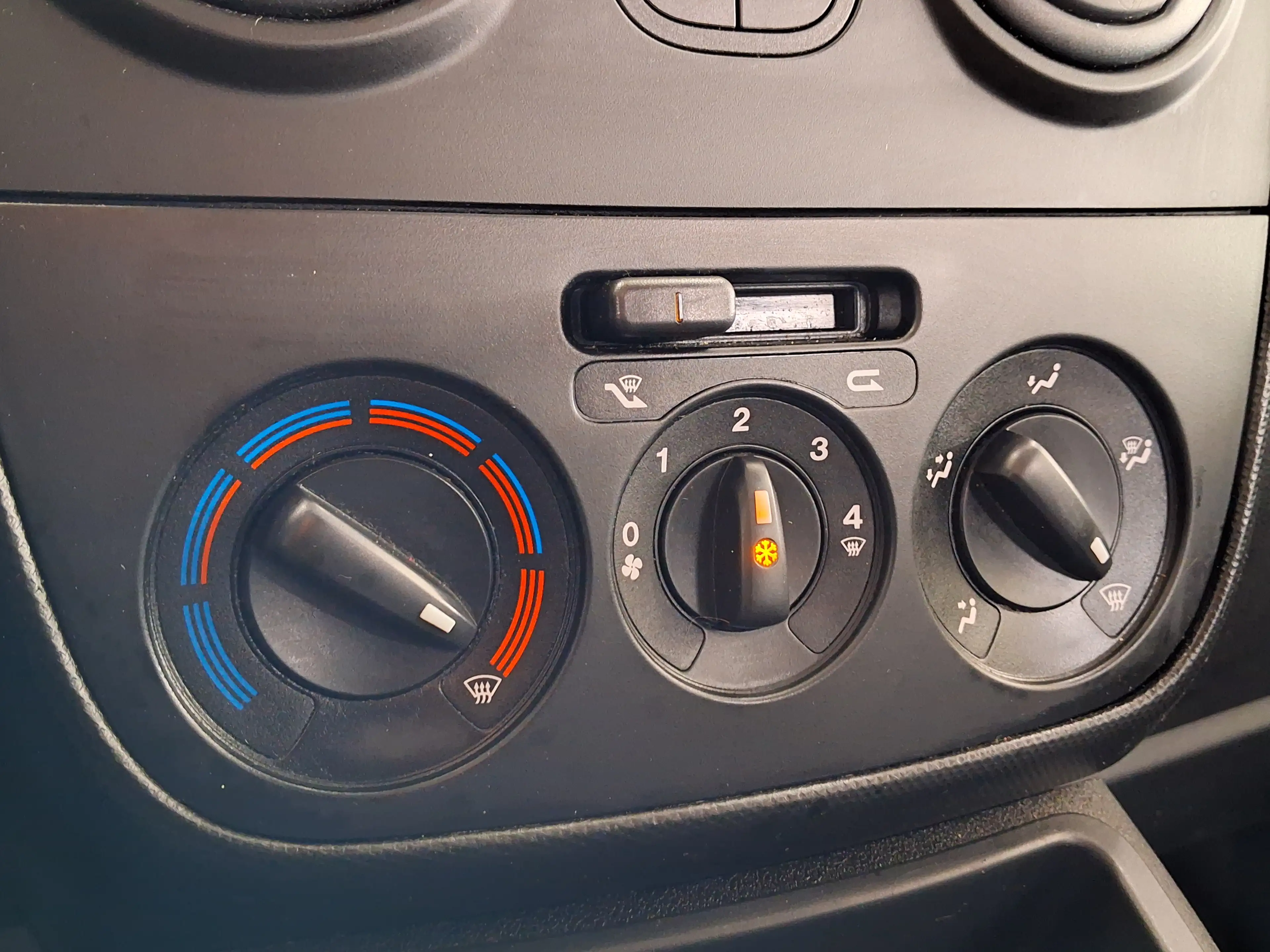 Peugeot Bipper 1.3 e-HDi Start/UTILITAIRE/CLIMATISEE/GARANTIE — photo 11