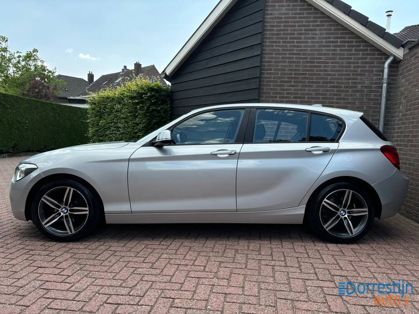 BMW 114 1-serie 114i Upgrade Edition M-pakket | Groot navi Grijs - 2