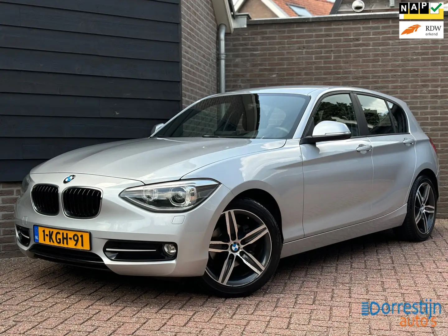 BMW 114 1-serie 114i Upgrade Edition M-pakket | Groot navi Grijs - 1