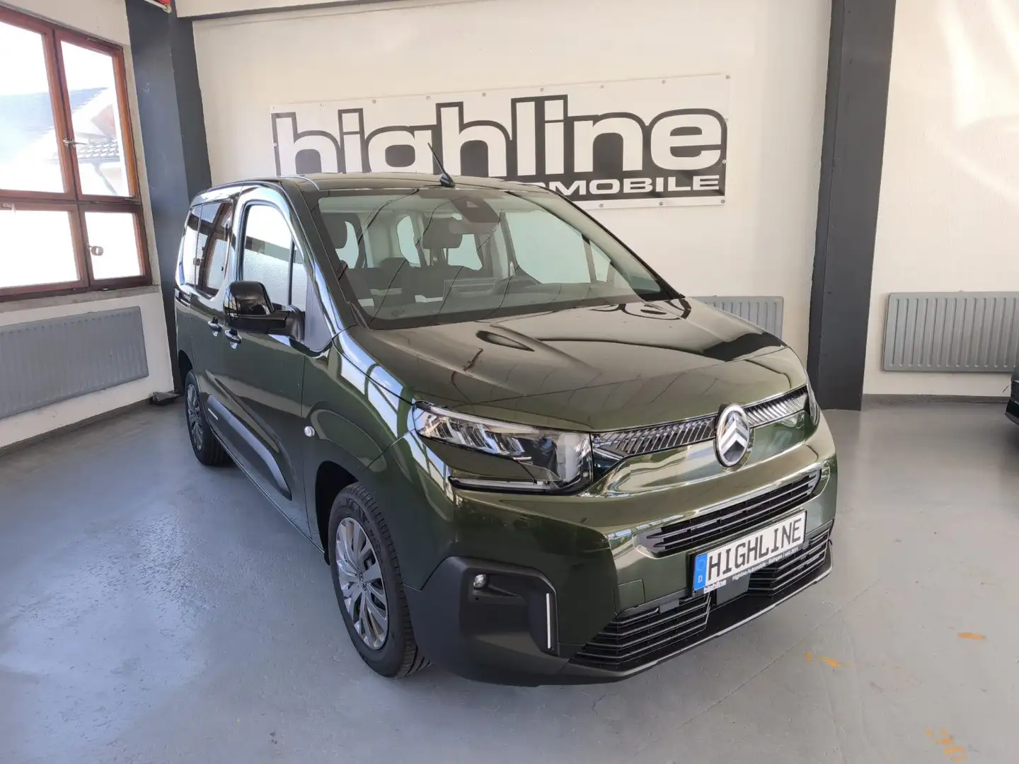 Citroen Berlingo Plus 1,2 110PS- Klima,SHZ,Kamera,BT,M1 Grün - 1