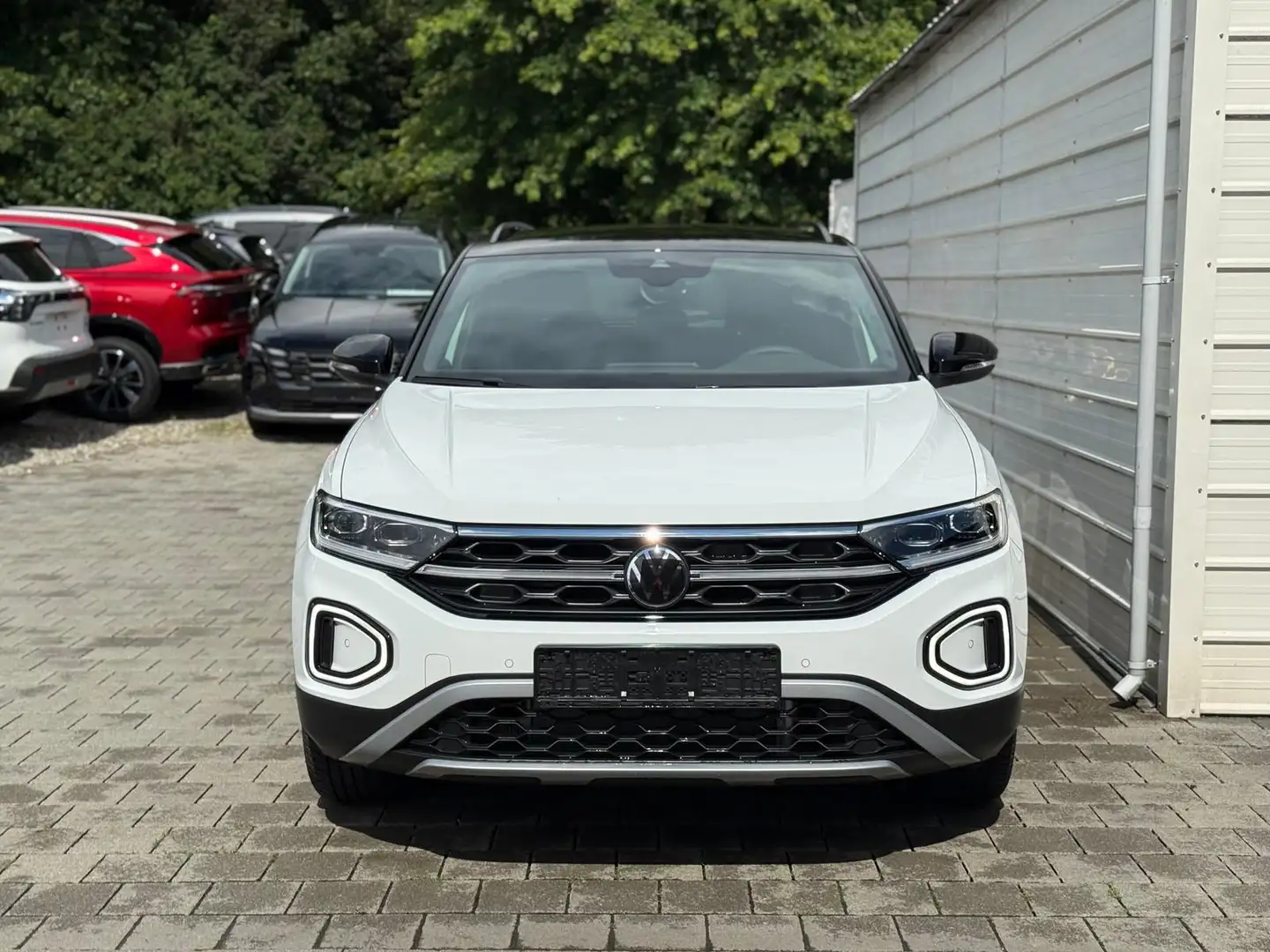 Volkswagen T-Roc Dark Line 1.5 TSI DSG *AHK*NAVI*Matrix* EasyOpe... Белый - 1