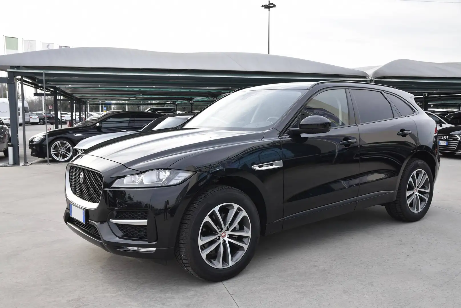 Jaguar F-Pace 2.0 D 180 CV AWD aut. R-Sport Černá - 2