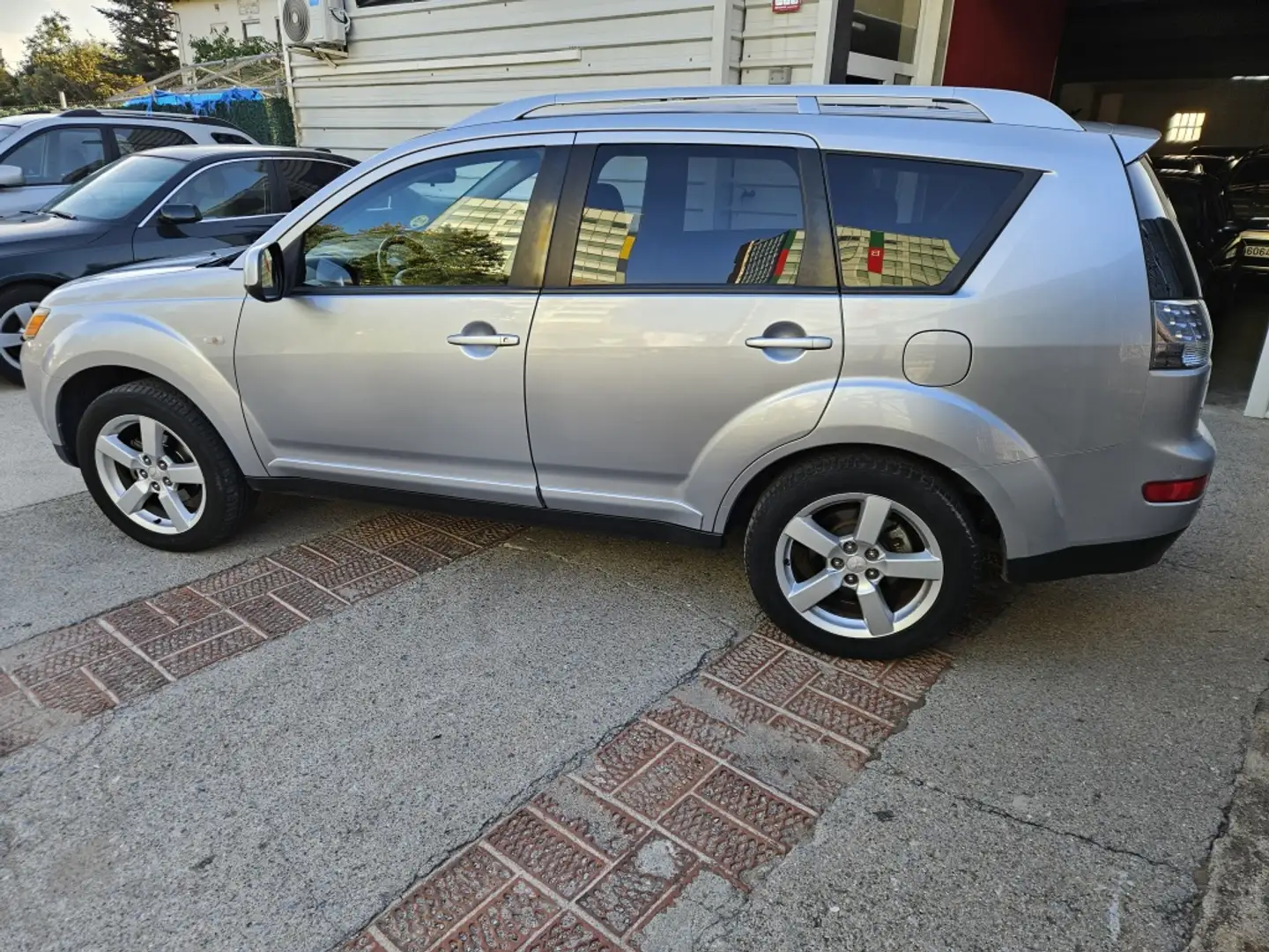 Mitsubishi Outlander 2.0DI-D Invite Gris - 2