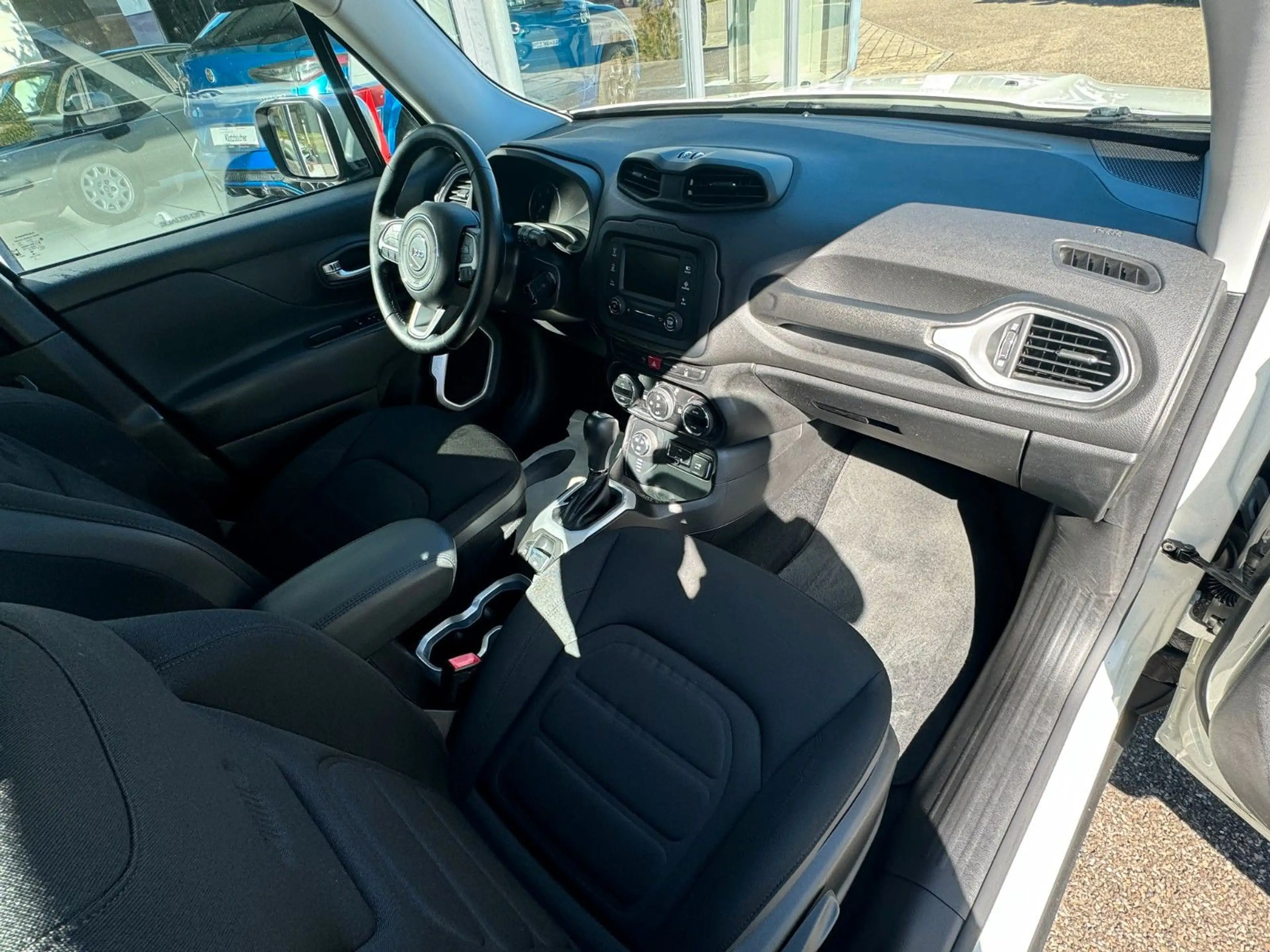 Jeep Renegade Limited 4WD — photo 9
