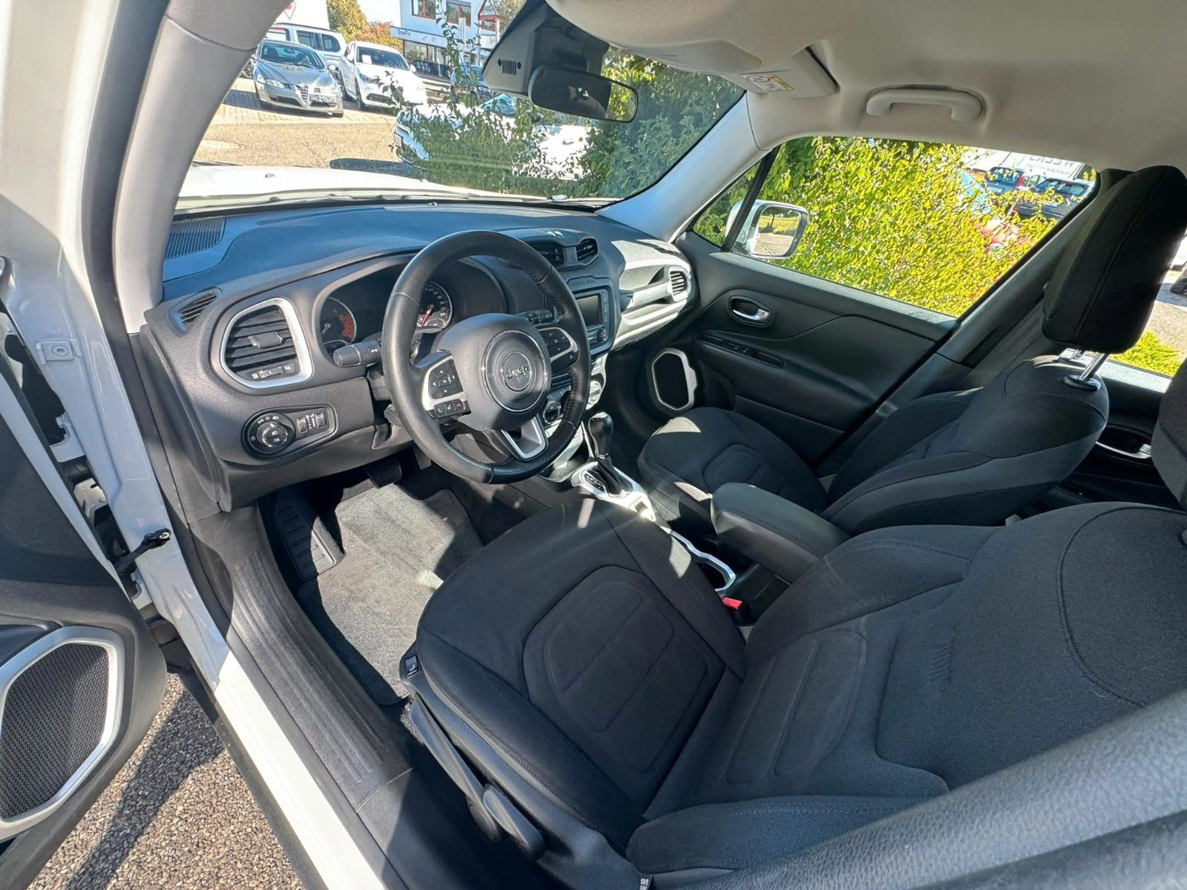 Jeep Renegade Limited 4WD — photo 13