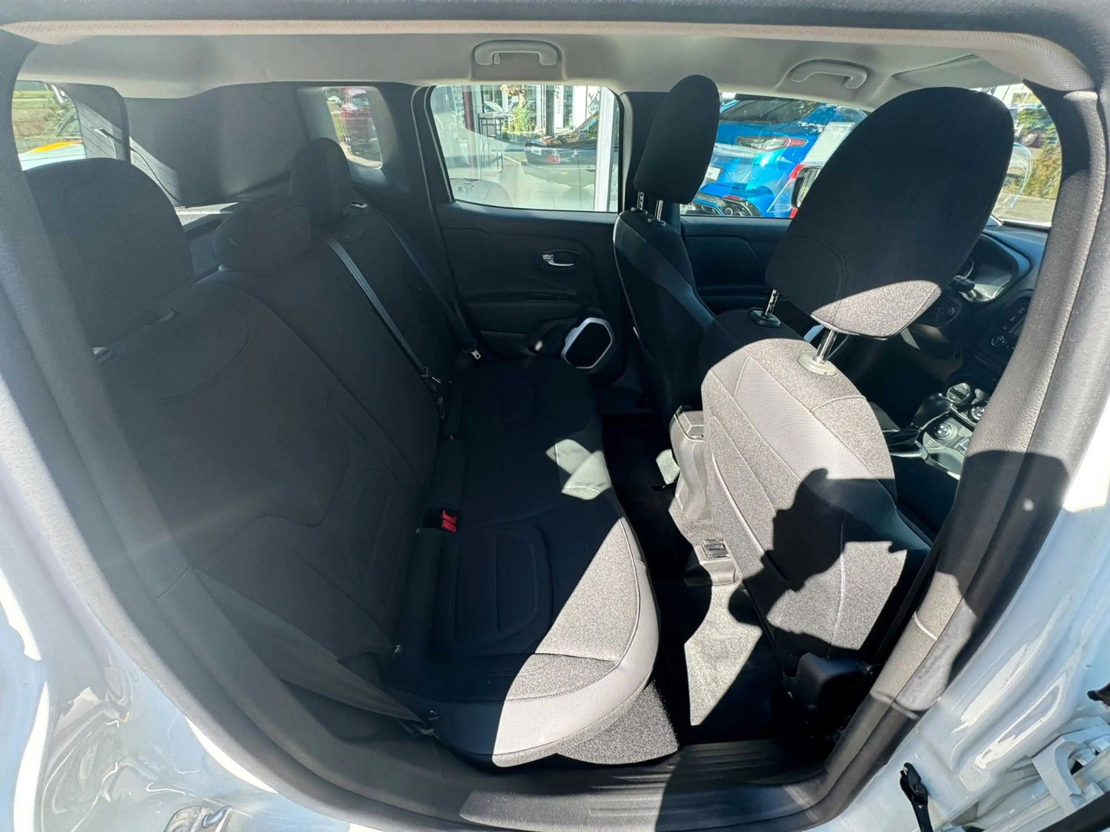 Jeep Renegade Limited 4WD — photo 11