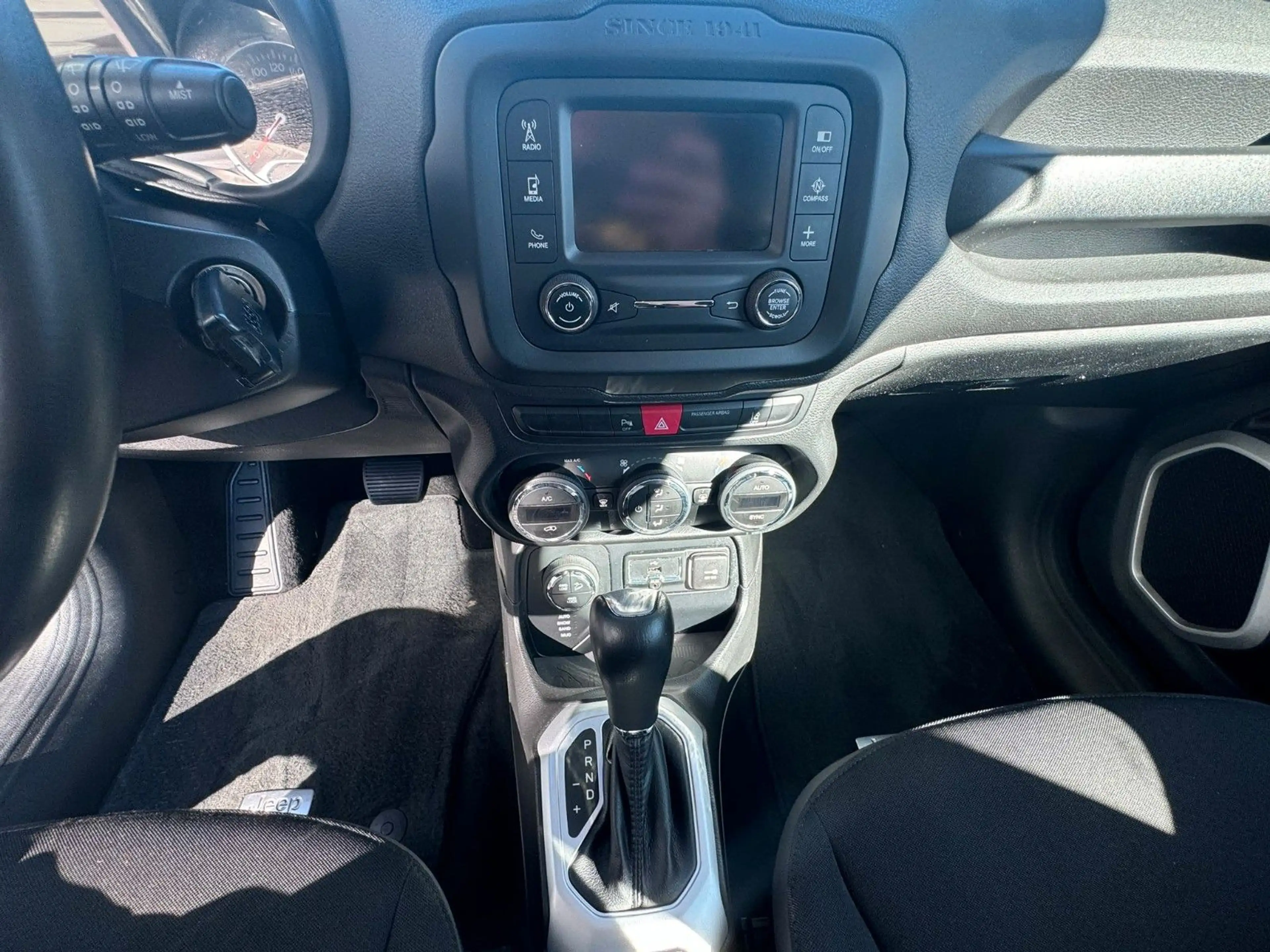 Jeep Renegade Limited 4WD — photo 16