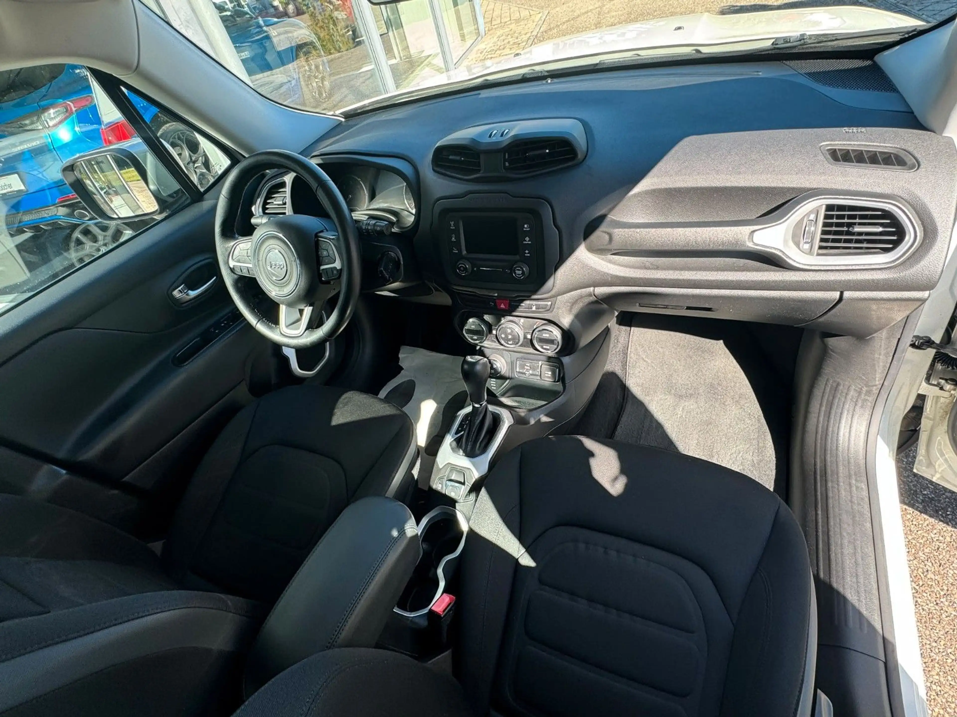 Jeep Renegade Limited 4WD — photo 10
