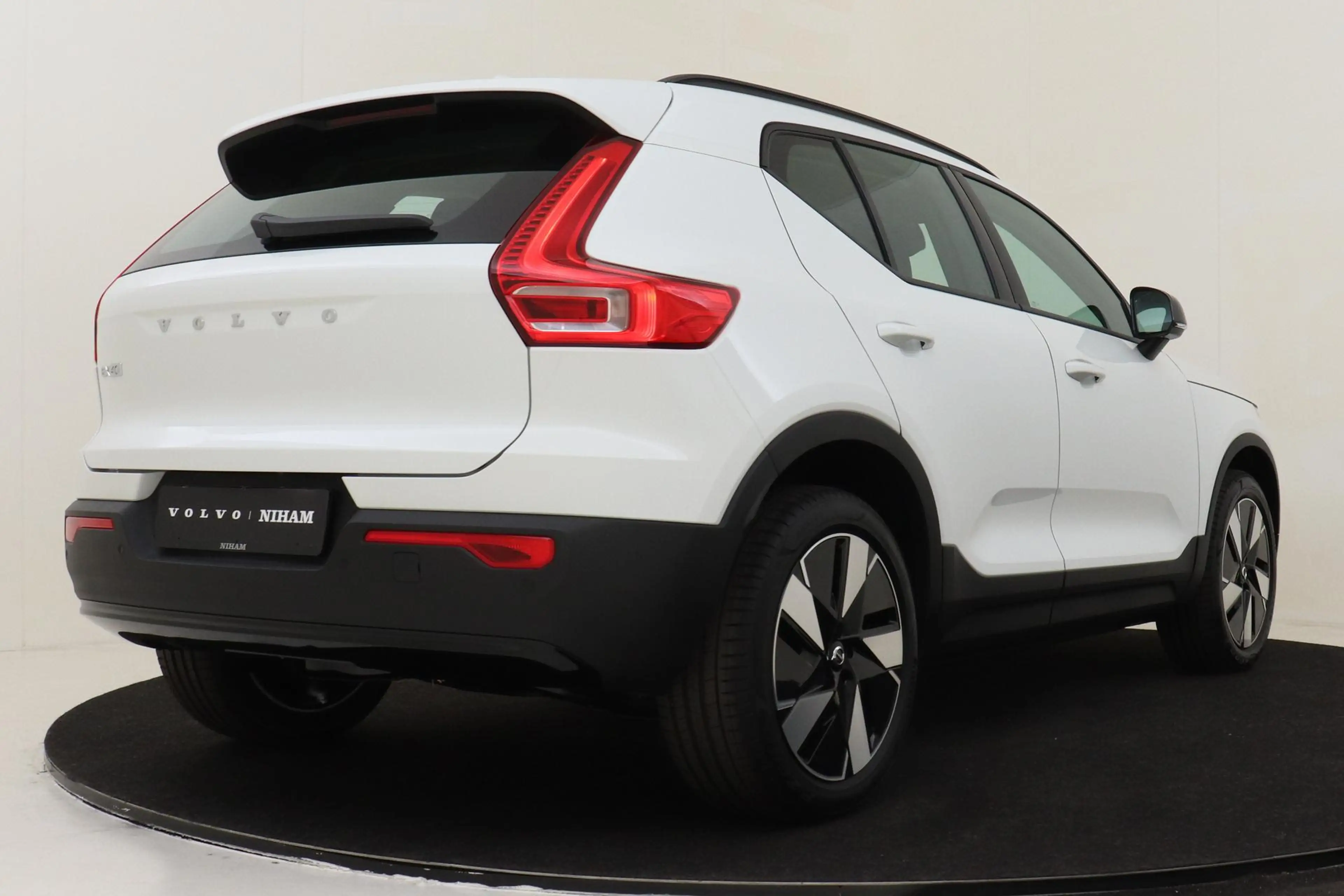Volvo EX40 SINGLE MOTOR ESSENTIAL 70 kWh -CAMERA|CRUISE|DAB|C — photo 3