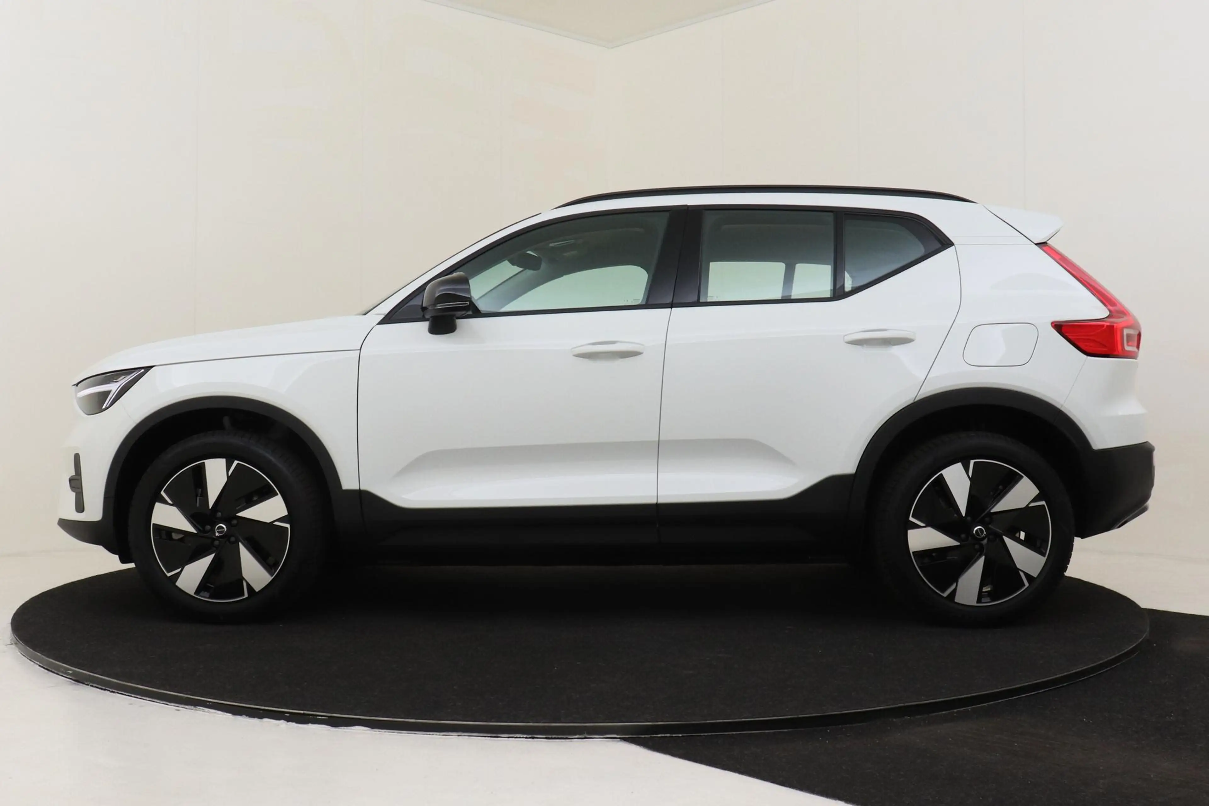 Volvo EX40 SINGLE MOTOR ESSENTIAL 70 kWh -CAMERA|CRUISE|DAB|C — photo 7