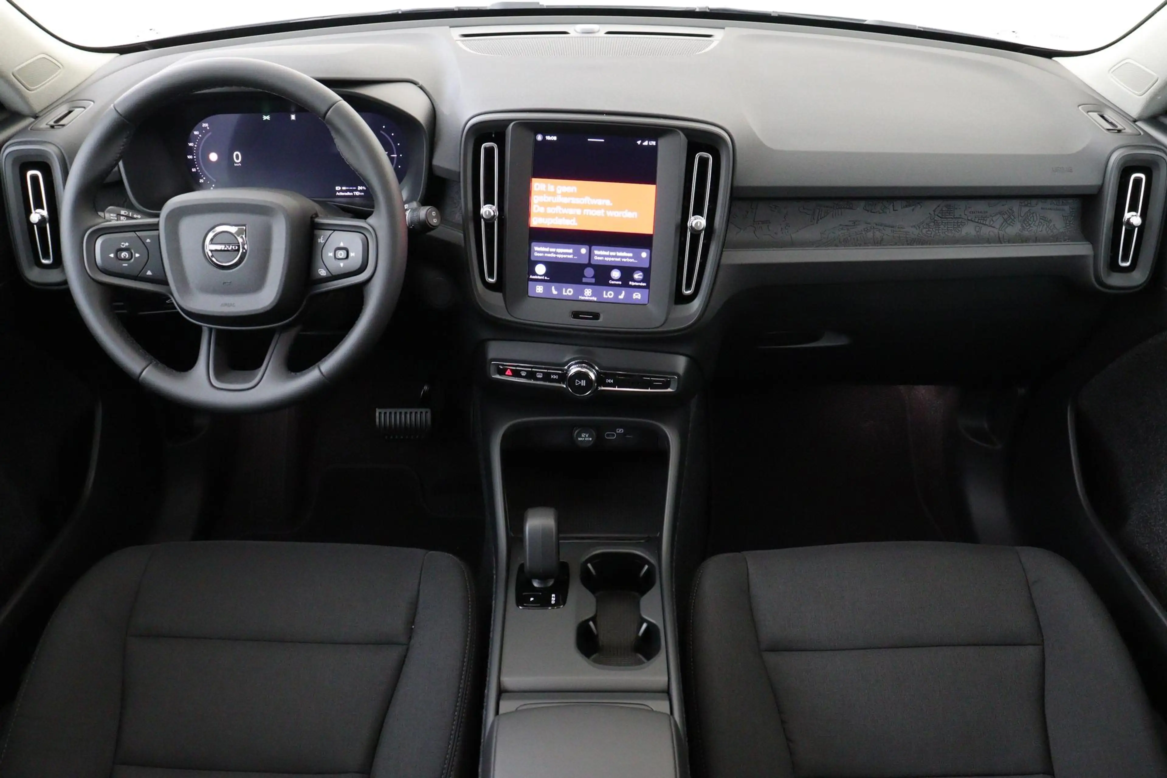 Volvo EX40 SINGLE MOTOR ESSENTIAL 70 kWh -CAMERA|CRUISE|DAB|C — photo 4