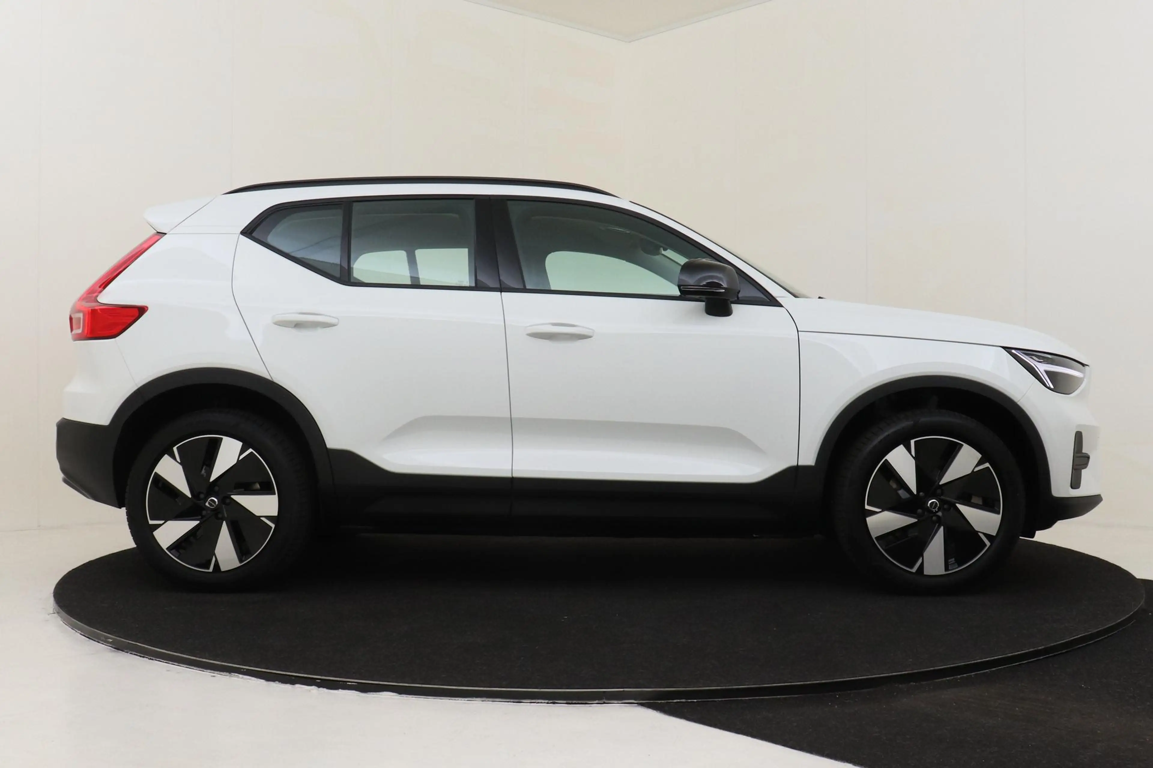 Volvo EX40 SINGLE MOTOR ESSENTIAL 70 kWh -CAMERA|CRUISE|DAB|C — photo 13