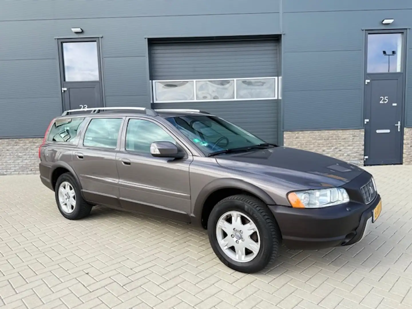 Volvo XC70 2.5 T Summum Cross Country / Youngtimer Braun - 1