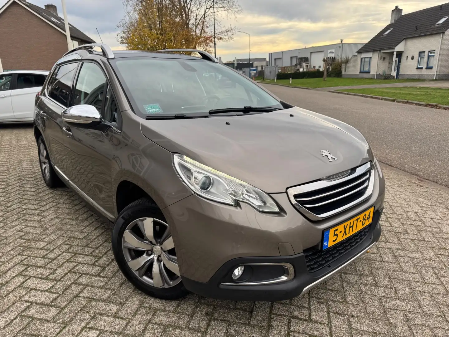 Peugeot 2008 1.2 VTi Allure AUTOMAAT, Panodak, Trekhaak Grijs - 2