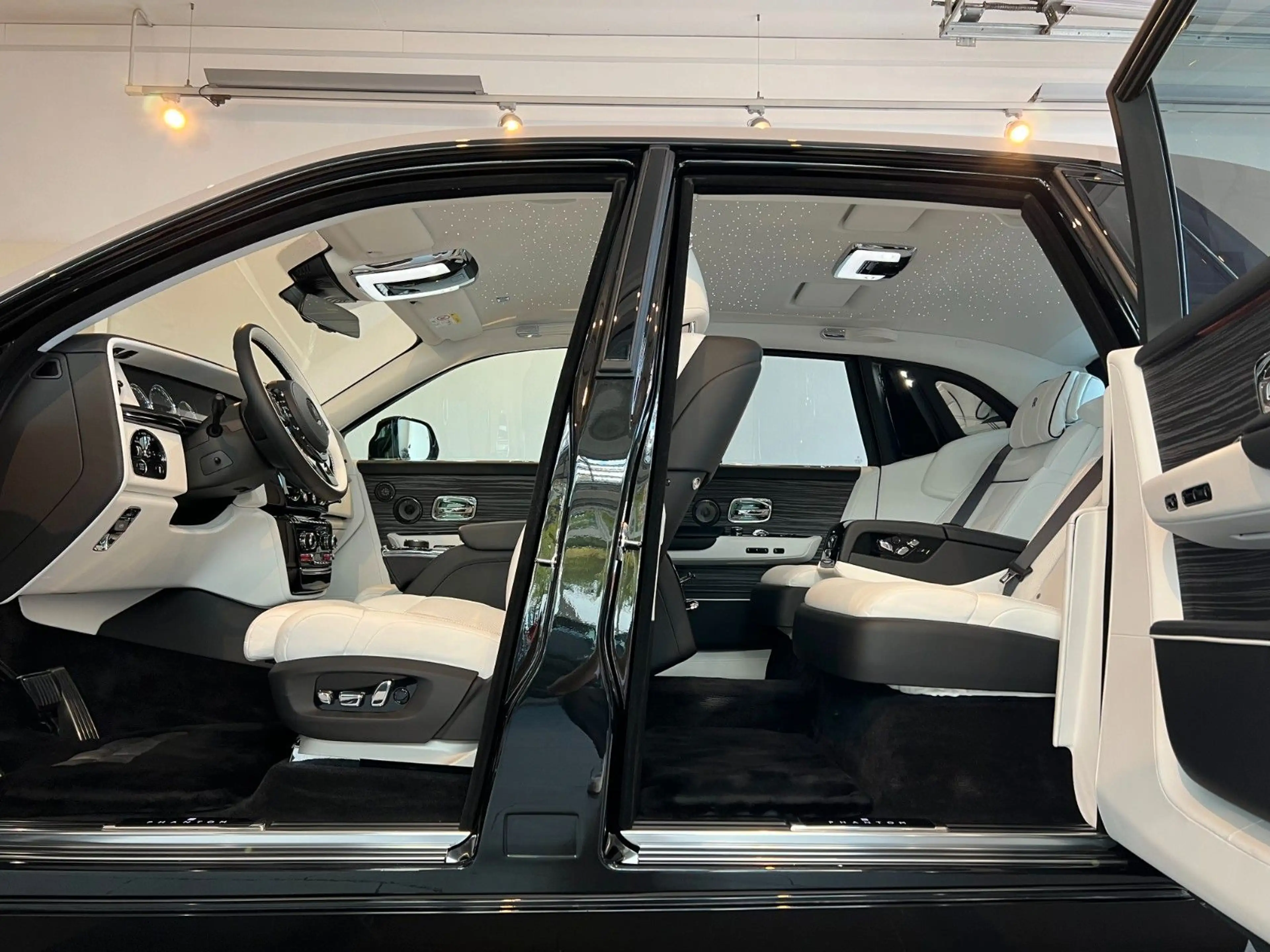 Rolls-Royce Phantom SWB Extended Two-Tone FULL — photo 9
