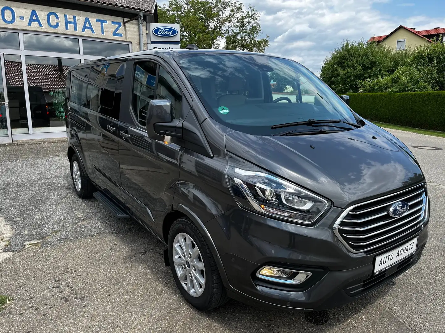 Ford Tourneo Custom Van/Kleinbus in Grau jahreswagen in Paulushofen für €  45.900