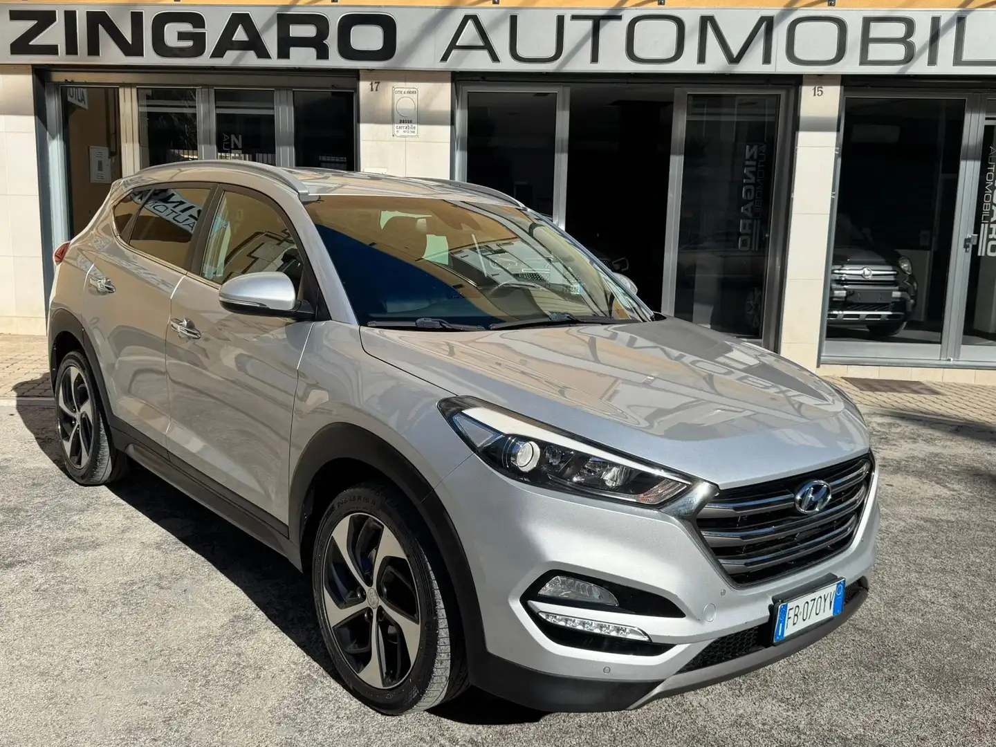 Hyundai TUCSON 1.7 CRDI 115 CV. 2WD NAVI+CERCHI+RETROCAMERA Grigio - 2