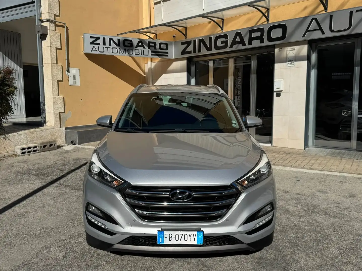 Hyundai TUCSON 1.7 CRDI 115 CV. 2WD NAVI+CERCHI+RETROCAMERA Grigio - 1